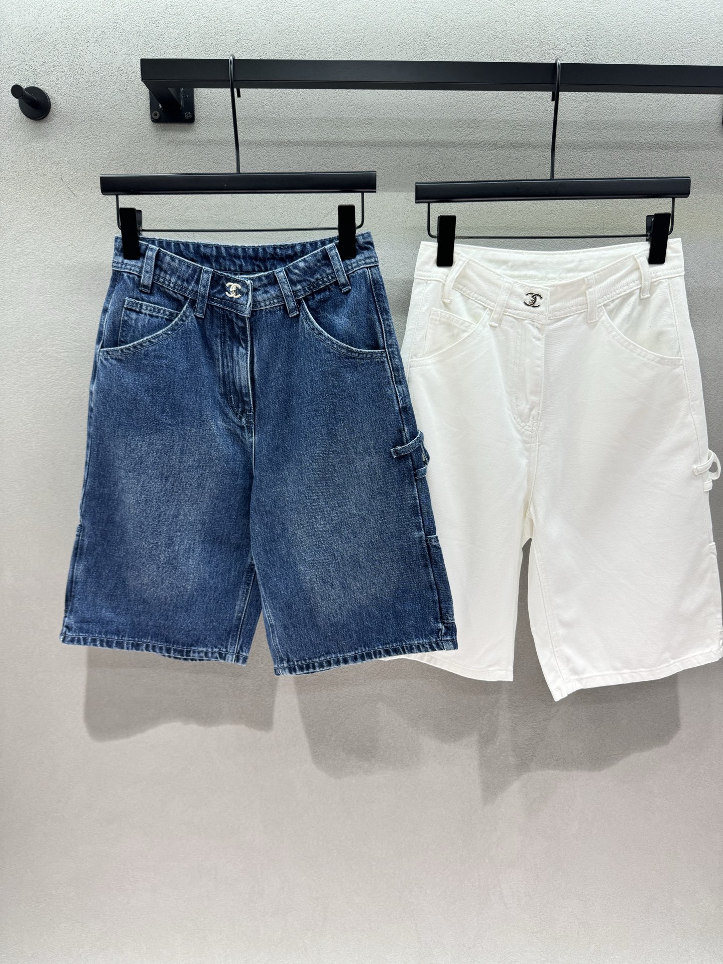 NO:886495,2026 Spring&Summer Xiaoxiang medium-length trousers are versatile trousers that are just needed in summer. They are a comfortable version that refuses to be tight and restrictive. It does not pick on leg shape or figure. The crisp denim fabric upper body is neat and does not look bloated. The simple and small design bids farewell to the passerby look~ Two colors, three sizes!  ,,198609092026 Spring&Summer 小香五分中裤, 夏日刚需百搭五分裤, 拒绝紧绷束缚的舒适版型, 不挑腿型不挑身材, 挺括牛仔面料上身利落不显臃肿, 简约小设计告别路人感～ 两色,三码！,,,Women's clothing