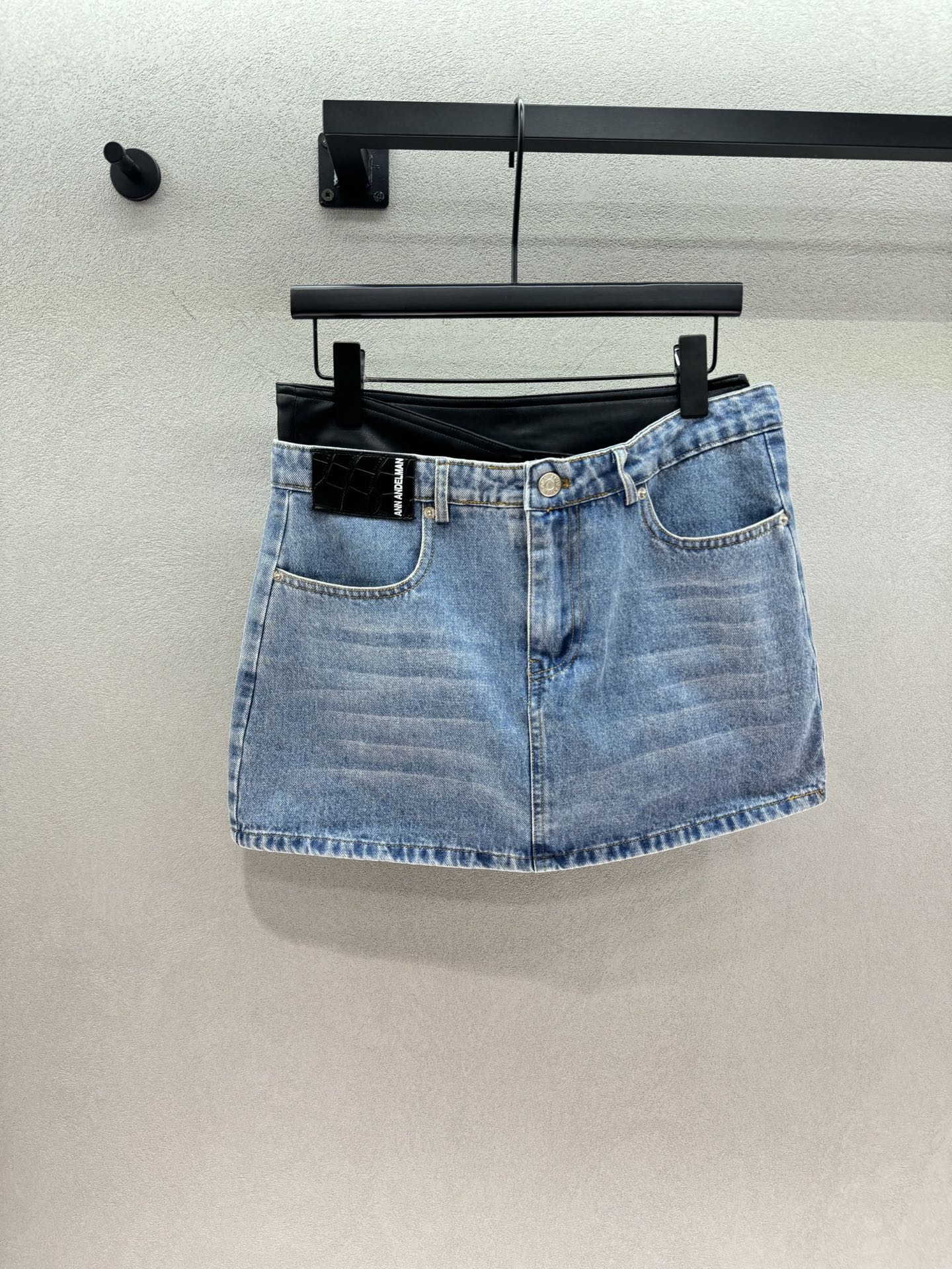NO:886507,2026 Spring&Summer Ann leather waist and denim skirt, the classic A-line shape is not flattering on the figure, the waist is spliced ​​with black leather details, low-key and with a delicate design sense, the washed soft denim upper body is comfortable and not stuffy, and the built-in safety pants design provides a sense of security for daily travel~ Three sizes!  ,,skirts,198609092026 Spring&Summer Ann 皮腰拼牛仔短裙, 经典A字版型不挑身材, 腰头拼接黑色皮质细节拉满, 低调又带着精致小设计感, 水洗软牛仔上身舒服不闷肤, 内置安全裤设计,日常出行安全感拉满～ 三码！,,skirts,,Women's clothing