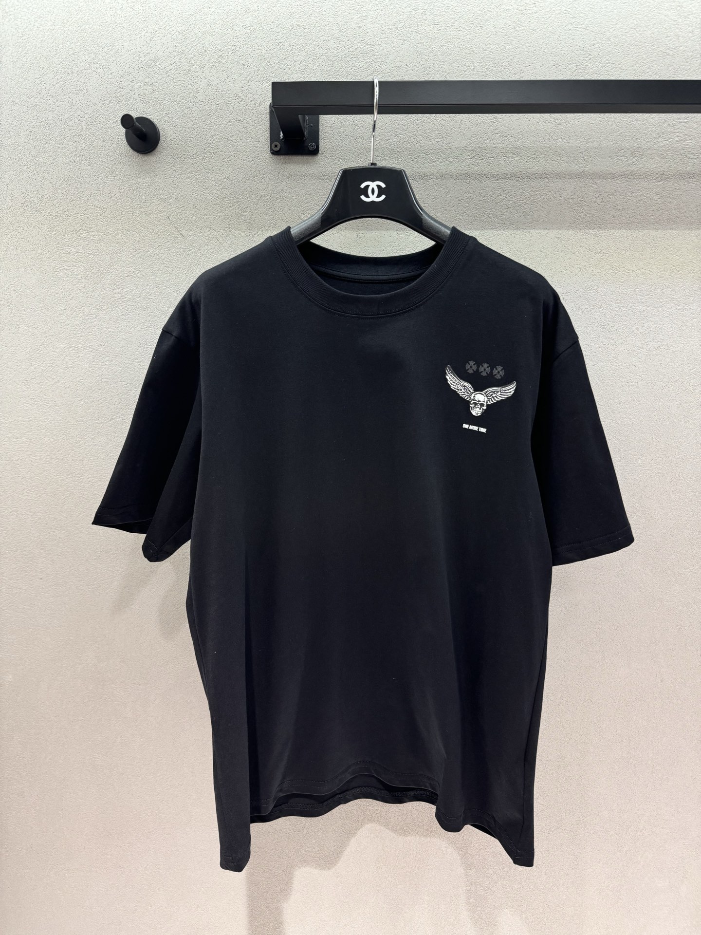 NO:886535,Top 2026 Spring&Summer Crowe's heart, a black suit that's good news for lazy people, you don't have to worry about matching, just wear it when you go out. The loose round neck and short sleeves hide the flesh and make you look slimmer. The cotton fabric is soft, waxy and breathable. The small print on the front is low-key and simple, and the large print on the back has a sense of design. The elastic waist tights are full of elasticity. They fit the body shape and can modify the leg shape. There are many detailed printing embellishments, which are simple and not boring. The whole black suit is classic and attractive.  Suitable for daily life, fitness, and shopping, this is a comfortable and fashionable set for everyday needs~ Three sizes!  ,,chrome hearts,T-shirt,19860909上衣 2026 Spring&Summer 克罗*心,懒人福音的黑色套装, 不用费心搭配,出门直接一套上身, 宽松圆领短袖藏肉显瘦,棉质面料软糯透气, 前小印花低调简约,后背大印花自带设计感, 松紧腰紧身裤弹力拉满, 贴合身形还能修饰腿型, 多处细节印花点缀,简约不会单调乏味 整套黑色经典耐看, 日常、健身、逛街都适配, 舒服又时髦的日常刚需套装～ 三码！,,chrome hearts,T-shirt,,Women's clothing