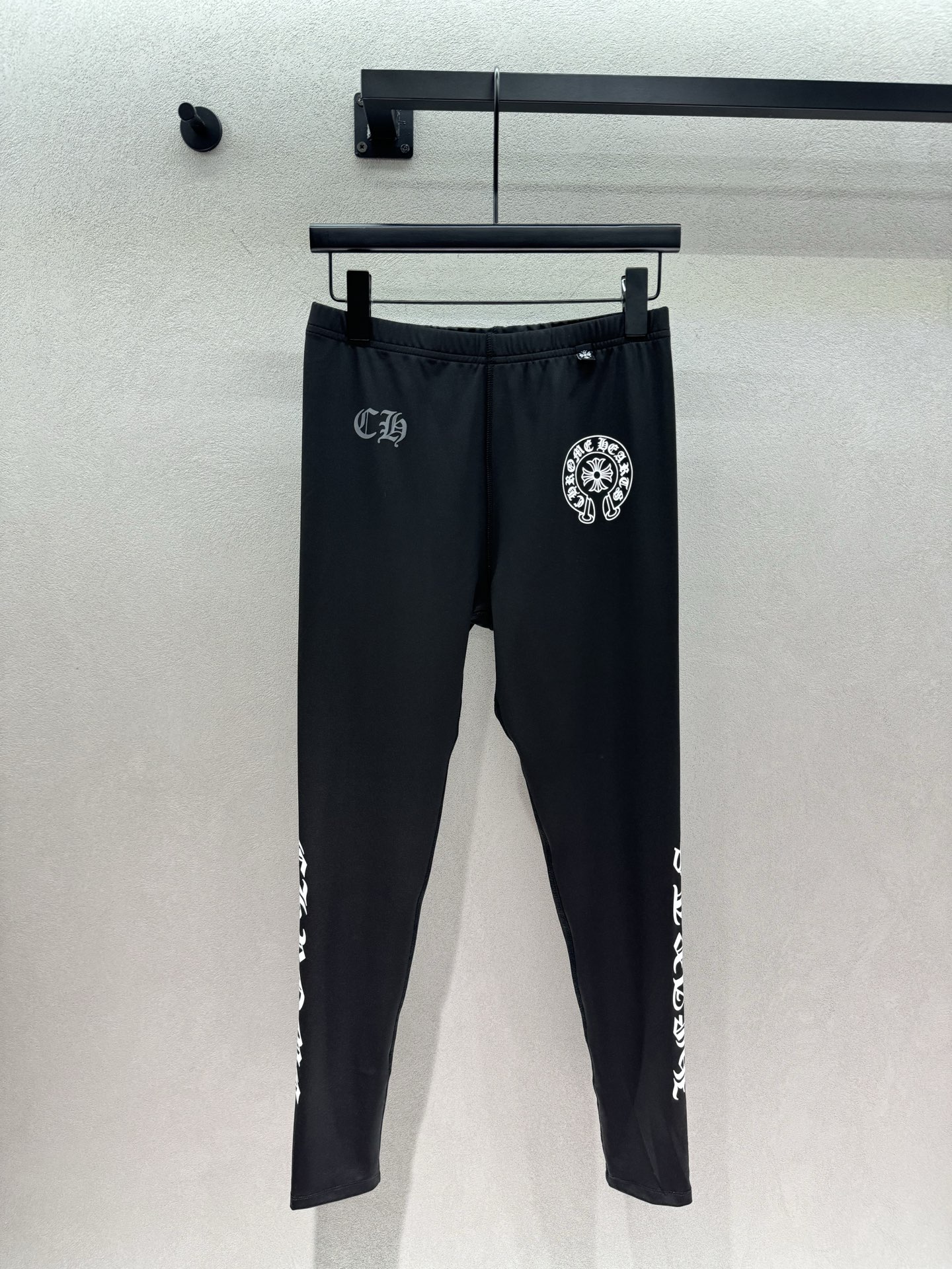 NO:886546,Yoga Pants 2026 Spring&Summer Crowe* is a black suit that is good news for lazy people. You don’t have to worry about matching, just wear it when you go out. The loose round neck and short sleeves hide the muscles and make you look slimmer. The cotton fabric is soft and breathable. The small print on the front is low-key and simple, and the large print on the back has a sense of design. The elastic waist tights are full of elasticity. They fit the body and can modify the leg shape. There are many detailed printing embellishments, which are simple and not boring. The whole black set is classic and attractive.  Suitable for daily life, fitness, and shopping, this is a comfortable and fashionable set for everyday needs~ Three sizes!  ,,chrome hearts,T-shirt,19860909瑜伽裤 2026 Spring&Summer 克罗*心,懒人福音的黑色套装, 不用费心搭配,出门直接一套上身, 宽松圆领短袖藏肉显瘦,棉质面料软糯透气, 前小印花低调简约,后背大印花自带设计感, 松紧腰紧身裤弹力拉满, 贴合身形还能修饰腿型, 多处细节印花点缀,简约不会单调乏味 整套黑色经典耐看, 日常、健身、逛街都适配, 舒服又时髦的日常刚需套装～ 三码！,,chrome hearts,T-shirt,,Women's clothing