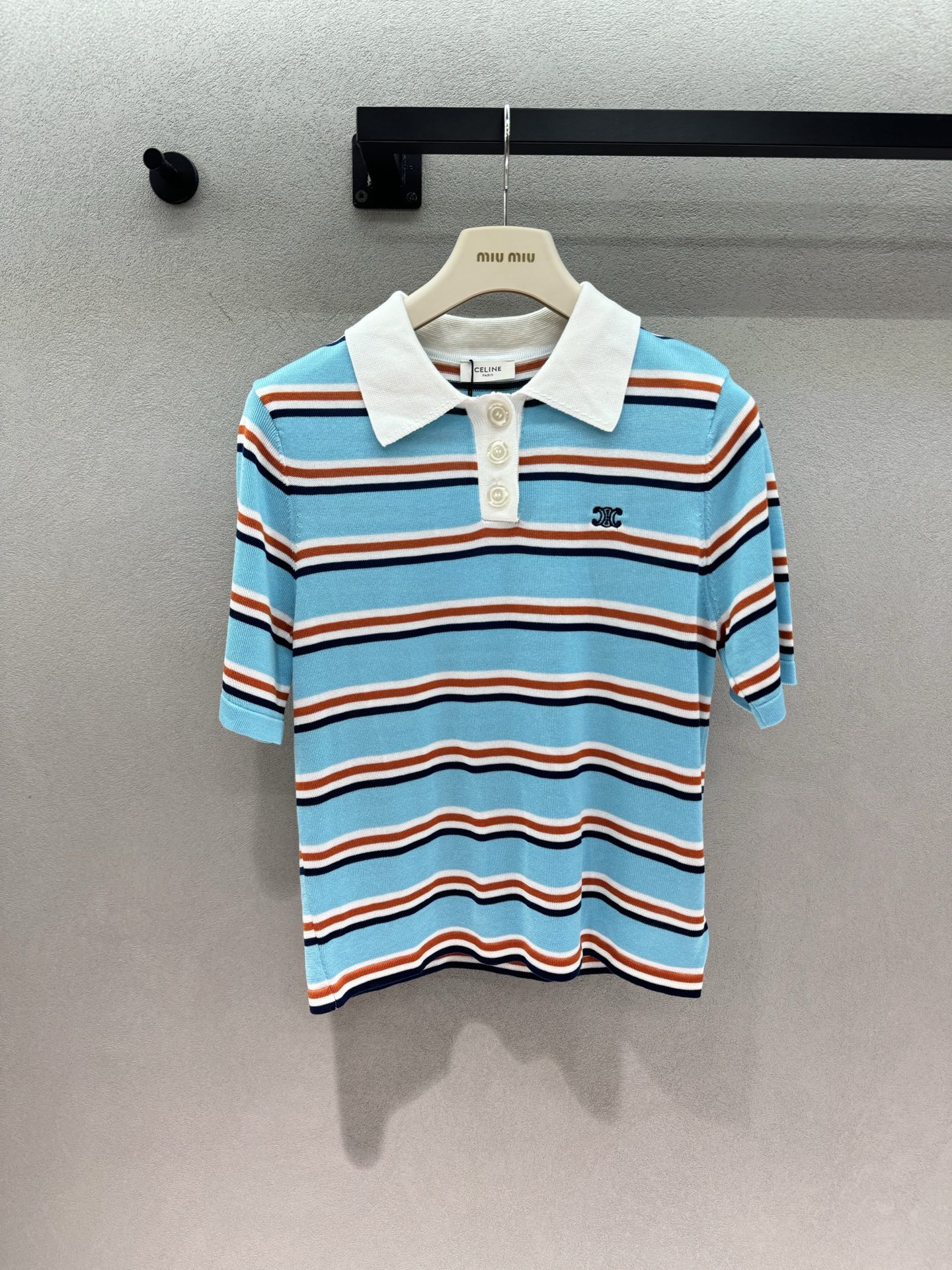 NO:886469,2026 Spring&Summer Celin*, contrasting striped polo shirt!  The striped Polo shirt worn on the blue sky in summer is so healing. The clean white lapels neutralize the complexity of the stripes. The three pearl buttons are gentle and delicate. The light blue contrasting stripes are refreshing and whitening. The upper body instantly brightens the skin tone. The delicate knitted fabric is soft, waxy and breathable. It doesn’t feel stuffy at all when worn in spring and summer. The small area embroidery is low-key and high-end, not too fancy, and it is suitable for daily commuting~ Three sizes!  ,,celine,198609092026 Spring&Summer Celin*,撞色条纹polo衫！ 夏日蓝天穿在身上的条纹Polo衫太治愈了, 干净白翻领中和条纹的繁杂感, 三颗珍珠纽扣温柔又精致, 浅蓝撞色条纹清爽显白,上身瞬间提亮肤色, 细腻针织面料软糯透气, 春夏穿完全没有闷热感, 小面积刺绣低调高级, 不会过于花哨,通勤日常都得体～ 三码！,,celine,,Women's clothing