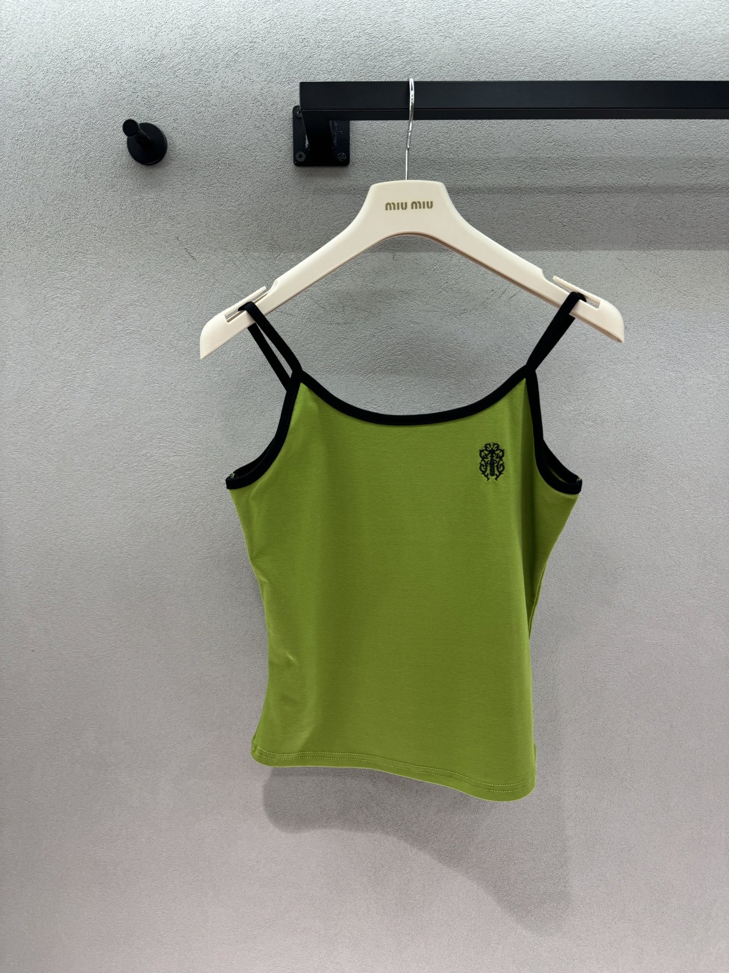 NO:930995,2026 Spring&Summer!  Crow's heart, contrasting color slings, reject the same basic slings!  Contrast color binding + retro badge embroidery, U-shaped neckline is just right, sexy without being exposed, three popular colors have their own characteristics, fresh, cool, and gentle styles can be unlocked with one click. Soft and high-elastic cotton, breathable and skin-friendly without scratching the flesh. The short version optimizes body proportions and can be easily worn for three or seven points. Whether it is daily shopping, dating or commuting, it is refreshing to wear alone or to add a sense of atmosphere when layered. It is a must-have item for summer that cannot go wrong~  Three colors, three codes!  Detailed real shots,,chrome hearts,198609092026 Spring&Summer ！克罗*心,撞色吊带, 拒绝千篇一律的基础吊带！ 撞色包边+复古徽章刺绣, U型领口恰到好处,性感不暴露, 三个热门色系各有特色, 清新、酷飒、温柔三种风格一键解锁, 软糯高弹棉质,透气亲肤不扎肉, 短款版型优化身材比例,轻松穿出三七分, 不管是日常逛街、约会还是通勤, 单穿清爽,叠穿氛围感拉满, 百搭不出错的夏日刚需单品～ 三色,三码！ 细节实拍,,chrome hearts,,Women's clothing
