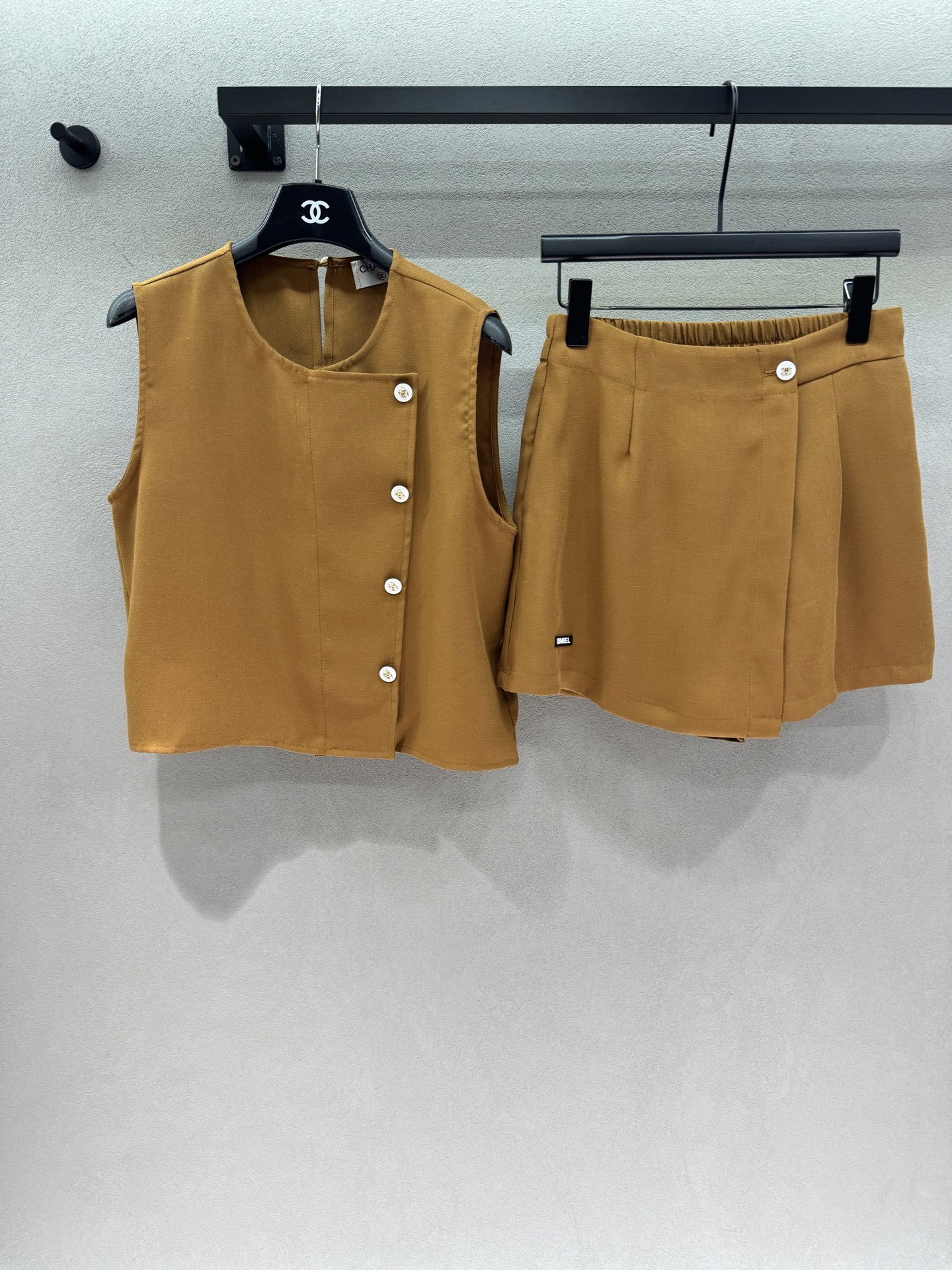 NO:930984,2026 Spring&Summer/Set!  Small fragrant vest + culottes set, classic round neck sleeveless vest, paired with irregular culottes, simple tailoring + fine textured fabric, low-key and not exaggerated, the simpler, the more advanced. The diagonal metal buttons are exquisitely embellished, weakening the shoulder width and modifying the upper body line. The short version is just stuck in the high waist position, and small people can easily wear long legs. The culottes have a high-waisted and semi-elastic design, which is very tolerant to various waist sizes. You don’t have to worry about matching them when you have a set.  Every time you take a photo, it’s a blockbuster with a Korean atmosphere~ Two colors, three sizes!  ,,skirts,198609092026 Spring&Summer /套！小香马甲+裙裤套装, 经典圆领无袖马甲,搭配不规则裙裤, 简约剪裁+细腻肌理面料, 低调不浮夸,越简单越高级, 斜排金属纽扣精致点缀, 弱化肩宽修饰上半身线条, 短款版型刚好卡在高腰位置, 小个子轻松穿出大长腿, 裙裤做了高腰半松紧设计, 对各种腰围都很包容, 一套搞定不用纠结搭配, 随手一拍都是韩系氛围感大片～ 两色,三码！,,skirts,,Women's clothing