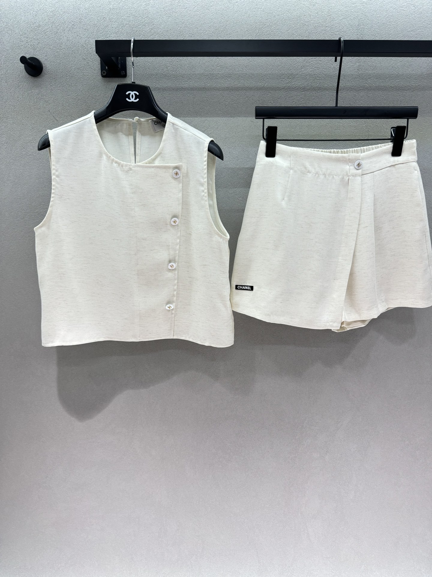 NO:930971,2026 Spring&Summer/Set!  Small fragrant vest + culottes set, classic collared sleeveless vest, paired with irregular culottes, simple tailoring + fine textured fabric, low-key but not exaggerated, the simpler, the more advanced, the diagonal metal buttons are exquisitely embellished, weakening the shoulder width and modifying the upper body line, the short version is just stuck in the high waist position, small people can easily wear long legs, the culottes have a high-waisted semi-elastic design, which is very tolerant to various waist sizes, you don’t have to worry about matching when you have a set.  Every time you take a photo, it’s a blockbuster with a Korean atmosphere~ Two colors, three sizes!  ,,skirts,198609092026 Spring&Summer /套！小香马甲+裙裤套装, 经典领无袖马甲,搭配不规则裙裤, 简约剪裁+细腻肌理面料, 低调不浮夸,越简单越高级, 斜排金属纽扣精致点缀, 弱化肩宽修饰上半身线条, 短款版型刚好卡在高腰位置, 小个子轻松穿出大长腿, 裙裤做了高腰半松紧设计, 对各种腰围都很包容, 一套搞定不用纠结搭配, 随手一拍都是韩系氛围感大片～ 两色,三码！,,skirts,,Women's clothing