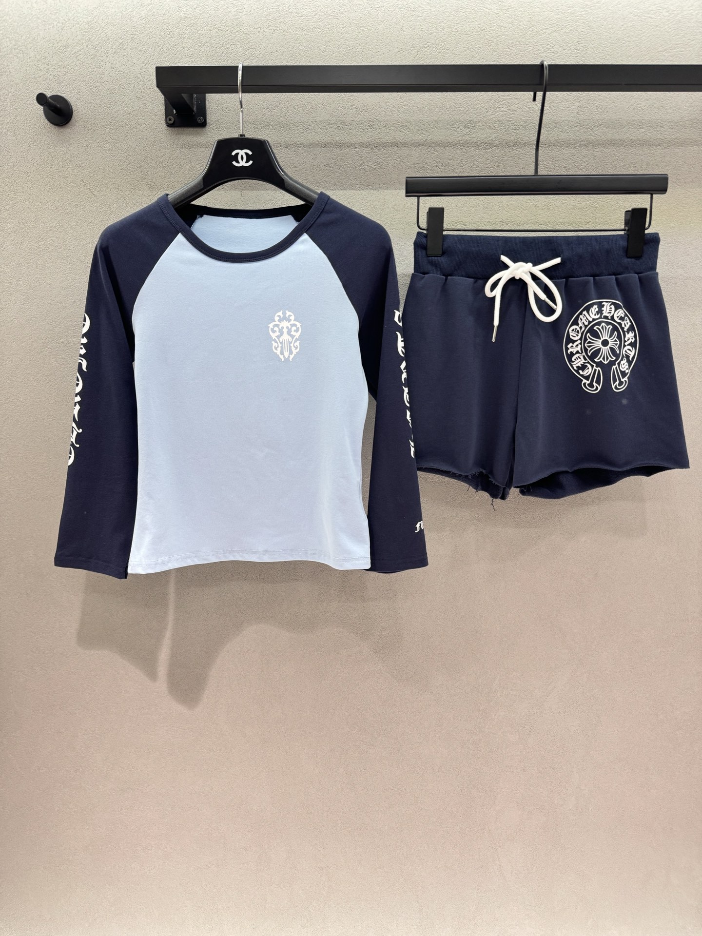 NO:891156,2026 Spring&Summer Croix Heart, contrasting raglan long sleeves + raw edge sports shorts, classic navy + light blue color, refreshing and retro filter, three-quarter sleeve length just enough to cover the arm fat, suitable for sun protection shirts in summer and inner wear in autumn, high-waisted drawstring shorts, elastic waist without tightening the belly, loose fit to hide the flesh and slimming, raw edge trousers add a casual street feel,  The prints of the same elements echo up and down, and the atmosphere of the outfit is directly enhanced. The skin-friendly and breathable knitted cotton makes the upper body soft and not sweaty. It is suitable for daily outings, travels or home leisure. It does not matter the age or body type. It is a versatile suit for girls with a heart-warming look. Three sizes!  ,,chrome hearts,shorts,198609092026 Spring&Summer  克罗*心, 撞色插肩长袖+毛边运动短裤, 经典藏青+浅蓝配色,清爽又自带复古滤镜, 七分袖长度刚好遮住手臂赘肉, 夏天做防晒衫、秋天内搭都合适, 高腰抽绳短裤,松紧腰不勒肚子, 宽松版型藏肉显瘦, 毛边裤脚增加随性街头感, 同元素印花上下呼应,穿搭氛围感直接拉满, 亲肤透气针织棉,上身柔软不闷汗, 不管是日常出街、出游还是居家休闲都适配, 不挑年龄不挑身材, 克罗*心女孩闭眼冲的百搭套装～ 三码！,,chrome hearts,shorts,,Women's clothing