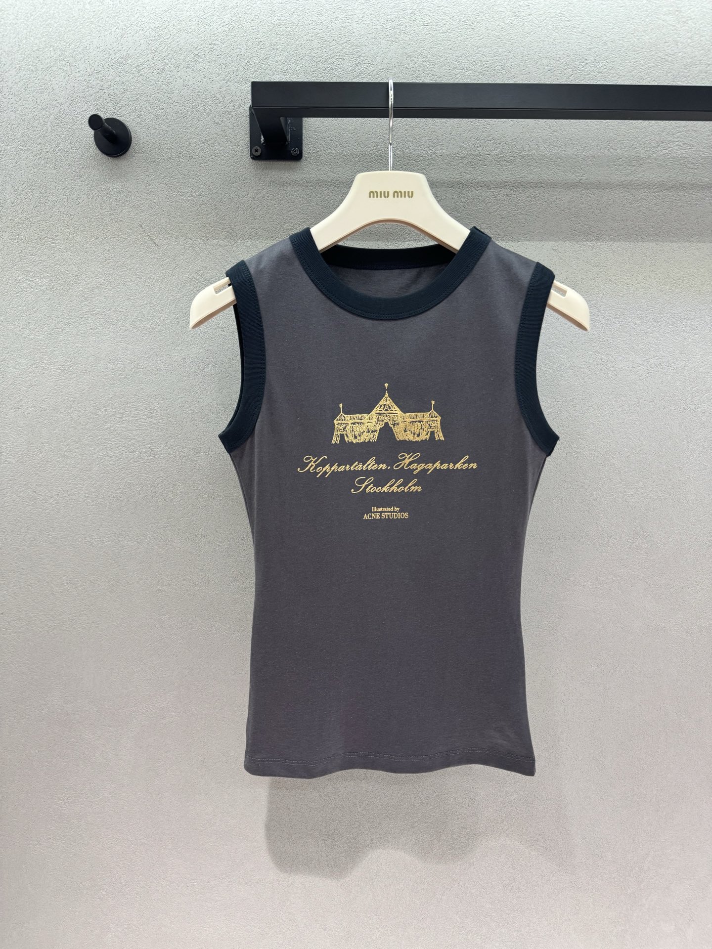 NO:934328,2026 Spring&Summer!  AC, contrasting color hemming vest, high-grade charcoal gray + black contrasting color hemming, has a low-key and calm old-money atmosphere, classic round neck sleeveless version, neatly modified shoulder line, quietly covering the flesh of the arms, not shoulder-shoulder type, can easily control both slippery and wide shoulders~ Three sizes!  ,,198609092026 Spring&Summer ！AC,撞色包边背心, 高级炭灰色+黑色撞色包边, 自带低调沉稳的老钱氛围感, 经典圆领无袖版型,利落修饰肩线, 悄悄遮住手臂拜拜肉, 不挑肩型,溜肩、宽肩都能轻松驾驭～ 三码！,,,Women's clothing