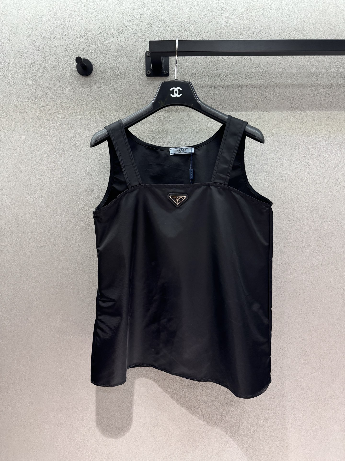 NO:889677,Suit 2026 Spring&Summer Broad-shouldered square-neck suspender + high-waisted elastic shorts, wide-shouldered square-neck tank top, short regular version of the suspender with a neat and loose cut, which hides the body and makes you look slimmer, suitable for daily commuting, shopping and dating; long slit version of the suspender with high side slit design, full of atmosphere, wear alone has a relaxed holiday temperament, and can also be used as a sun protection cover-up; metal triangle logo embellishment, low-key and luxurious, full of recognition.  Smooth and anti-wrinkle glossy nylon fabric has a delicate and soft texture. The upper body is not hanging close to the body, breathable and not sweaty. The classic black slimming, yellow-skinned and slightly chubby figure can be worn with eyes closed. It can not only create a cool lady style, but also a casual and relaxed feeling~ Three sizes!  ,,skirts,shorts,19860909套装 2026 Spring&Summer 宽肩方领吊带+高腰松紧短裤, 宽肩方领背心裙, 短款常规版吊带利落宽松剪裁,藏肉显瘦,日常通勤、逛街约会都适配； 长款开叉版吊带侧边高开叉设计,氛围感拉满,单穿自带松弛度假气质,也能当防晒罩衫； 金属三角徽标点缀,低调轻奢,辨识度拉满. 顺滑抗皱的亮面尼龙面料, 自带细腻柔光质感,上身垂坠不贴身, 透气不闷汗. 经典黑色巨显瘦,黄皮、微胖身材闭眼入, 既能打造高冷御姐风,也能穿出休闲松弛感～ 三码！,,skirts,shorts,,Women's clothing
