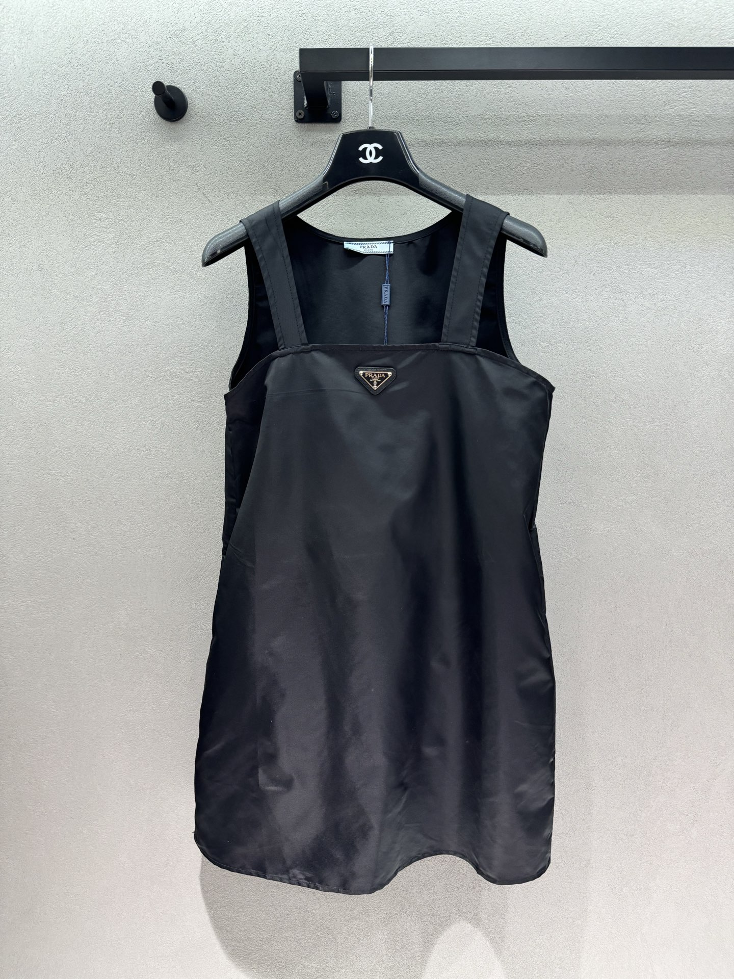 NO:889682,Tank top dress 2026 Spring&Summer Wide shoulder square neck suspender + high-waisted elastic shorts, wide shoulder square neck tank top, short regular version suspender with neat and loose cut, hiding the flesh and making you look slimmer, suitable for daily commuting, shopping and dating; long slit version of the suspender with high side slit design, full of atmosphere, wearing it alone brings a relaxed holiday temperament, and can also be used as a sun protection cover-up; metal triangle logo embellishment, low-key and luxurious, full of recognition.  Smooth and anti-wrinkle glossy nylon fabric has a delicate and soft texture. The upper body is not hanging close to the body, breathable and not sweaty. The classic black slimming, yellow-skinned and slightly chubby figure can be worn with eyes closed. It can not only create a cool lady style, but also a casual and relaxed feeling~ Three sizes!  ,,skirts,shorts,19860909背心裙 2026 Spring&Summer 宽肩方领吊带+高腰松紧短裤, 宽肩方领背心裙, 短款常规版吊带利落宽松剪裁,藏肉显瘦,日常通勤、逛街约会都适配； 长款开叉版吊带侧边高开叉设计,氛围感拉满,单穿自带松弛度假气质,也能当防晒罩衫； 金属三角徽标点缀,低调轻奢,辨识度拉满. 顺滑抗皱的亮面尼龙面料, 自带细腻柔光质感,上身垂坠不贴身, 透气不闷汗. 经典黑色巨显瘦,黄皮、微胖身材闭眼入, 既能打造高冷御姐风,也能穿出休闲松弛感～ 三码！,,skirts,shorts,,Women's clothing