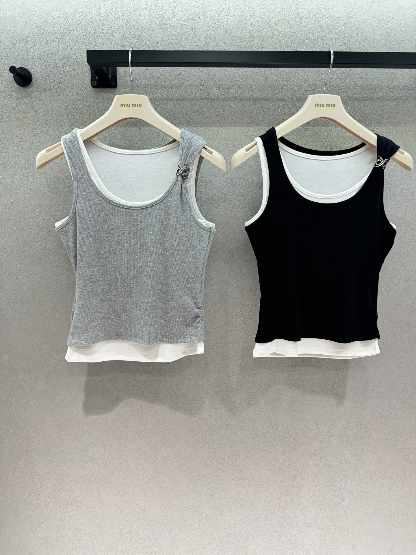 ￼ 🌾2026 SPring&Summer  ！Ann假两件吊带，不用费心叠穿的氛围感背心来啦！双层撞色