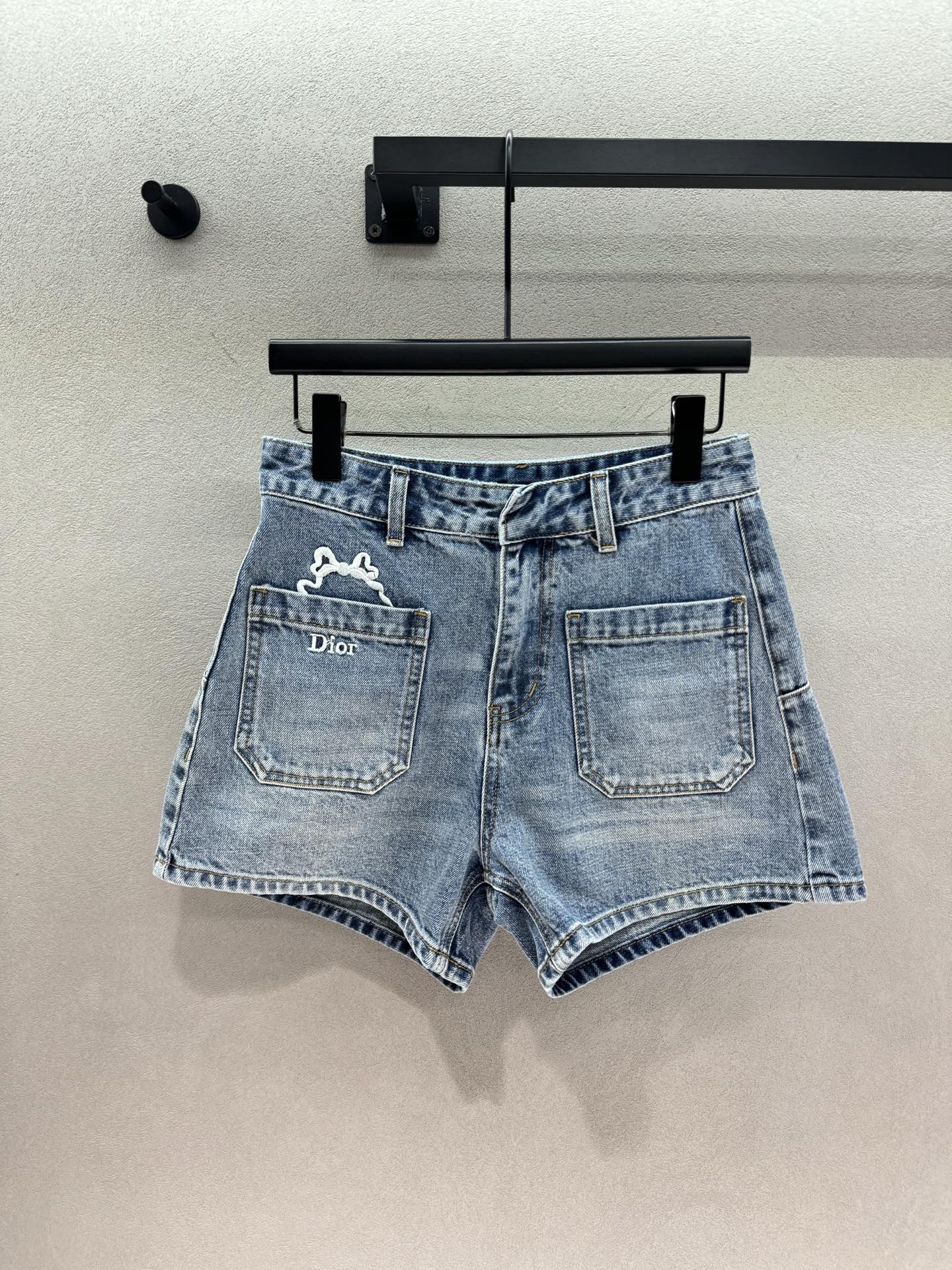 NO:891161,2026 Spring&Summer DR denim shorts. The washed blue color tone comes with a retro filter. The soft fufu denim fabric does not rub the legs at all. The high-waisted A-line version directly welds the waist-to-hip ratio. The embroidered logo and small bow details on the front pocket are low-key and exquisite. They are refreshing and noble to wear in summer. They can be worn casually for daily outings, and the sweet girl atmosphere is directly achieved~ Three sizes!  ,,shorts,198609092026 Spring&Summer  DR牛仔短裤, 水洗蓝的色调自带复古滤镜, 软fufu的牛仔面料完全不磨腿, 高腰A字版型直接把腰臀比焊死, 前口袋的刺绣logo和小蝴蝶结细节, 低调又透着精致感,夏天穿清爽又显贵, 日常出门随便一套,甜妹氛围直接拉满～ 三码！,,shorts,,Women's clothing