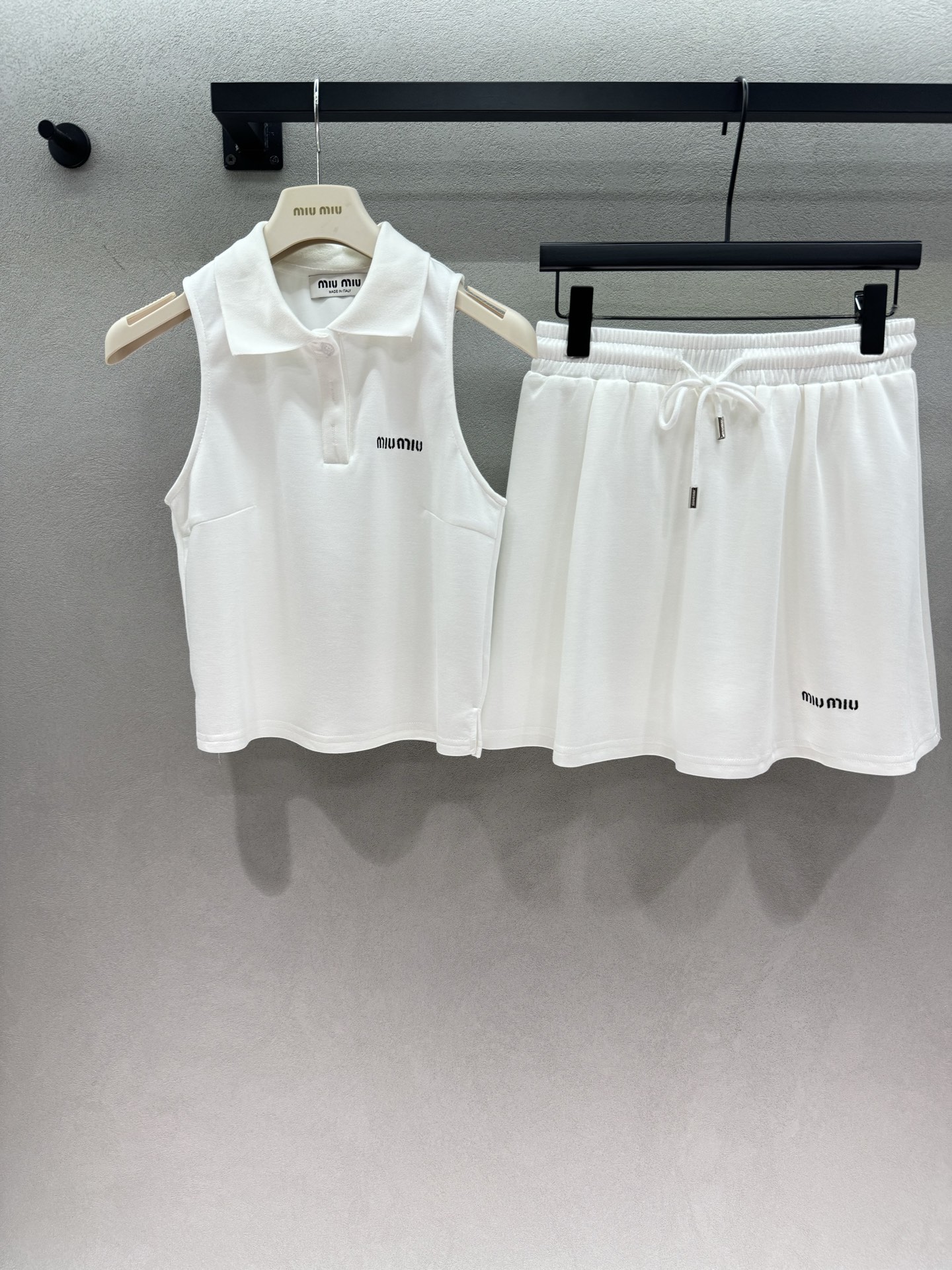 NO:891166,2026 Spring&Summer MM sports suit, a busty sleeveless polo+ skirt, with built-in campus heroine filter. The neat cut shows off the slim waist. The A-line skirt makes the legs look great. The small logo on the chest and skirt is low-key and delicate. It is not exaggerated at all. It is refreshing and breathable in summer. It can be worn casually for daily outings, and it will directly enhance the sweet girl feeling~ Two colors, three sizes!  ,,skirts,198609092026 Spring&Summer  MM运动套装, 奶fufu的无袖polo+半身裙,自带校园女主滤镜 利落剪裁超显腰细, A字裙型把腿型修饰得巨好看, 胸口和裙摆的小logo低调又精致, 完全不浮夸夏天穿清爽又透气, 日常出门随便一套,元气甜妹感直接拉满～ 两色,三码！,,skirts,,Women's clothing