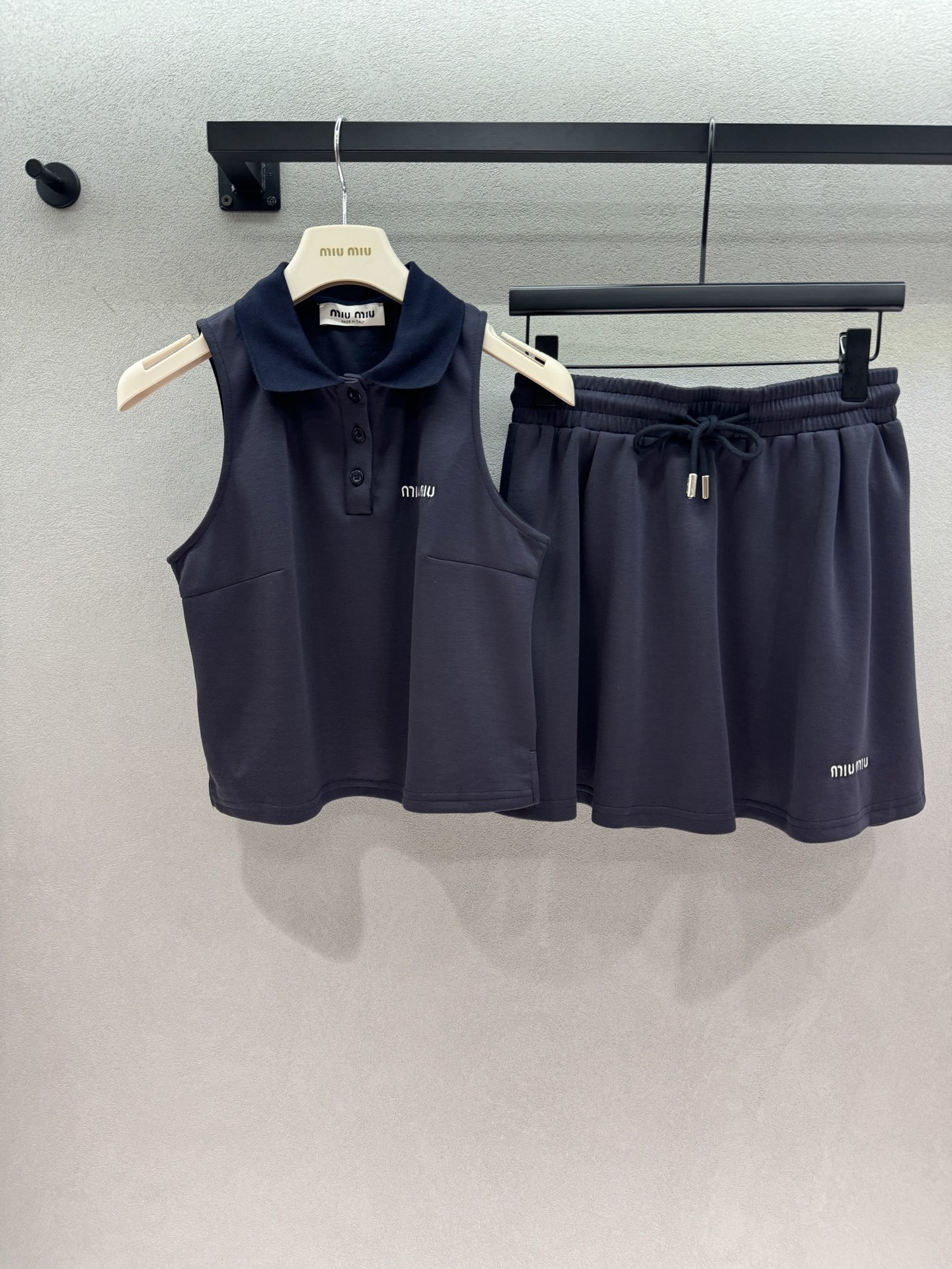 NO:891171,2026 Spring&Summer MM sports suit, a busty sleeveless polo+ skirt, with built-in campus heroine filter. The neat cut shows off the slim waist. The A-line skirt makes the legs look great. The small logo on the chest and skirt is low-key and delicate. It is not exaggerated at all. It is refreshing and breathable in summer. It can be worn casually for daily outings, and it will directly enhance the sweet girl feeling~ Two colors, three sizes!  ,,skirts,198609092026 Spring&Summer  MM运动套装, 奶fufu的无袖polo+半身裙,自带校园女主滤镜 利落剪裁超显腰细, A字裙型把腿型修饰得巨好看, 胸口和裙摆的小logo低调又精致, 完全不浮夸夏天穿清爽又透气, 日常出门随便一套,元气甜妹感直接拉满～ 两色,三码！,,skirts,,Women's clothing