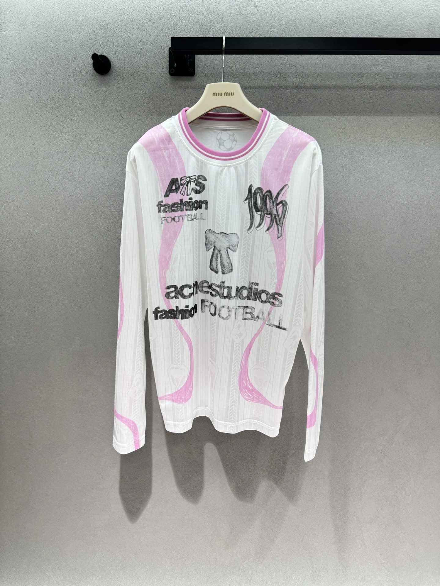 NO:891176,2026 Spring&Summer AC, football top, white background + pink wavy lines, with graffiti-style letter print, it has a sweet and cool feeling. The style is slightly loose and dropped shoulders, which hides the flesh and makes you look slim. The fabric is light and breathable. It is not stuffy when worn in summer. It is also very suitable to be worn as a sun protection shirt. It can be worn casually on the street every day and will keep you coming back!  Two colors, three codes!  ,,198609092026 Spring&Summer  AC,足球上衣, 白底色+粉色波浪线条,搭配涂鸦风字母印花,甜酷感直接拉满,版型是微宽松的落肩款, 藏肉又显瘦,面料轻薄透气, 夏天穿也不闷热,当防晒衫穿也超合适, 日常出街随便一搭,回头率直接拉满！ 两色,三码！,,,Women's clothing