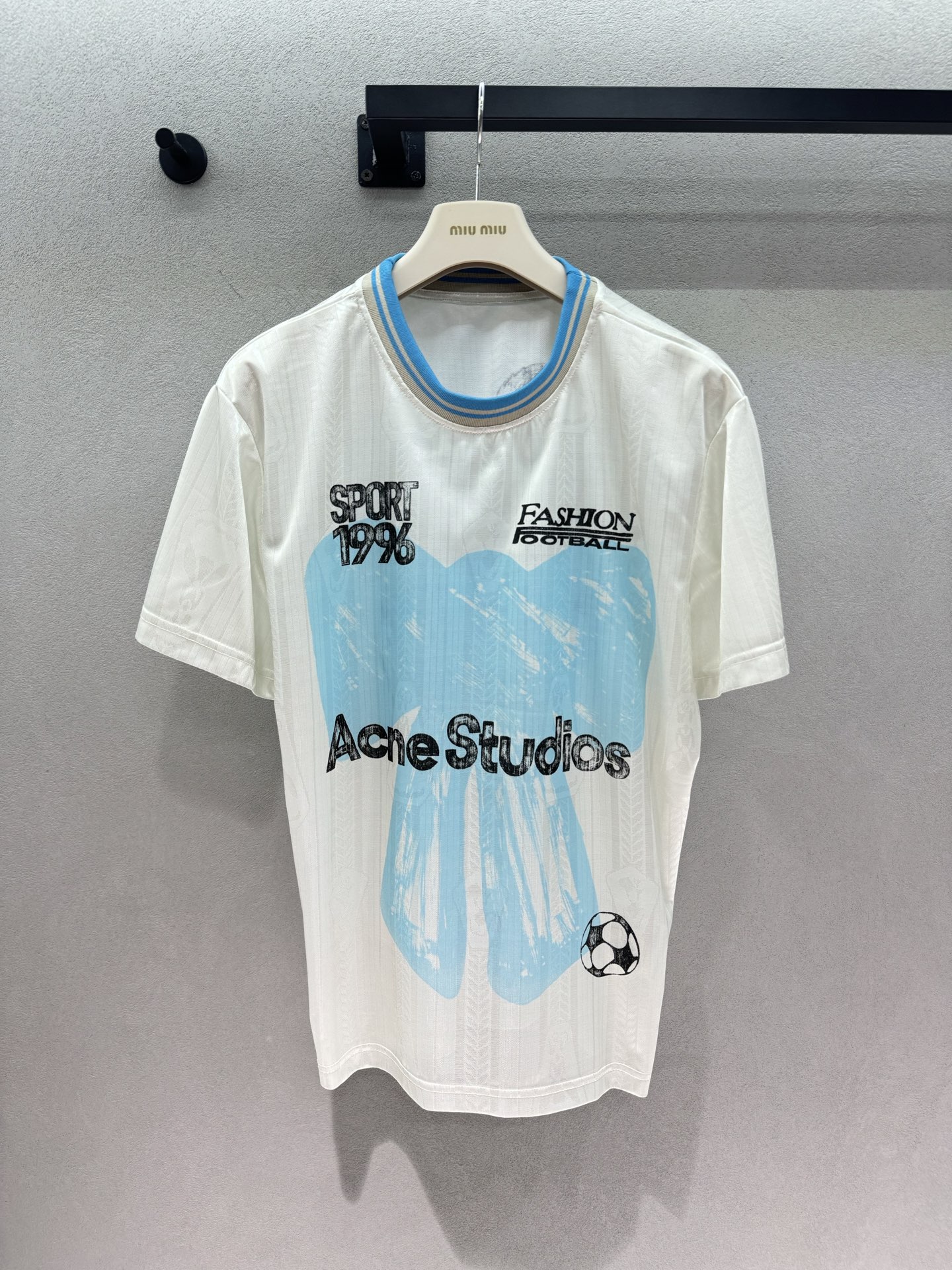 NO:891193,2026 Spring&Summer AC, blue and white football short sleeves, milky white background + refreshing sky blue bow print, built-in summer oxygen filter, retro and sporty 1996 graffiti letters, slightly loose fit to hide body fat, thin and breathable fabric, no sweating in summer, refreshing and comfortable~ Three sizes!  ,,T-shirt,198609092026 Spring&Summer AC,蓝白足球短袖, 奶白底色+清爽天蓝蝴蝶结印花, 自带夏日氧气滤镜, 复古运动感的1996涂鸦字母, 微宽松版型藏肉显瘦, 面料轻薄透气,夏天穿也不闷汗,清爽自在～ 三码！,,T-shirt,,Women's clothing