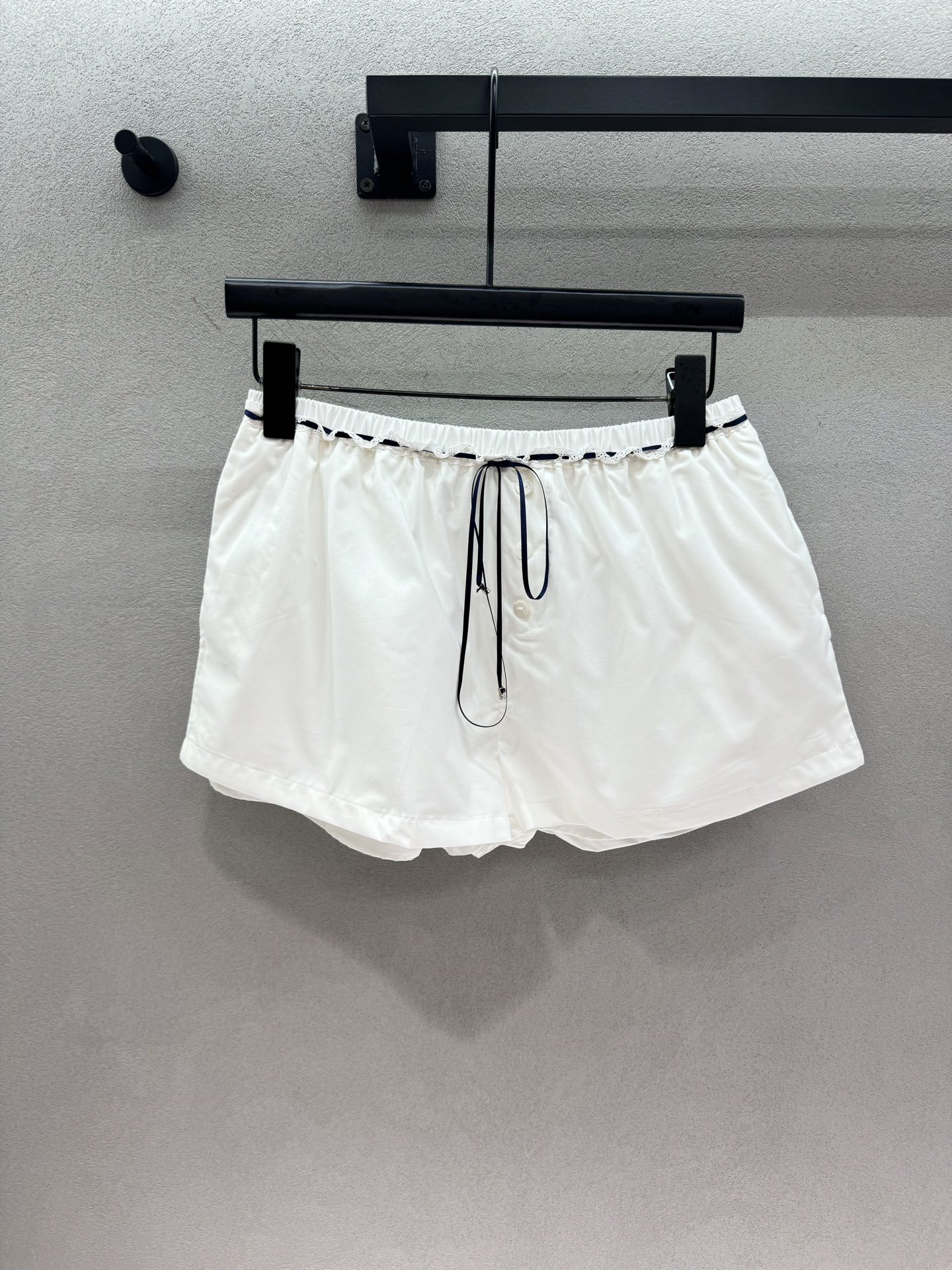 NO:891157,2026 Spring&Summer HER*, vacation style suit, ruffled flying sleeves + navy ribbon, with a college atmosphere, paired with lace suspenders, two-piece wear, high-waisted shorts to hide the flesh and show leg length, the fabric is soft, the upper body is refreshing and breathable, daily wear is gentle and age-reducing, date wear is sweet and flirty, totally nailed it~ Three sizes!  ,,shorts,198609092026 Spring&Summer  HER*,度假风套装, 荷叶边小飞袖+藏青丝带,自带学院氛围感, 搭配蕾丝小吊带,一衣两穿, 高腰短裤藏肉又显腿长, 面料软乎乎的,上身清爽又透气, 日常穿温柔又减龄, 约会穿又甜又撩,完全拿捏住了～ 三码！,,shorts,,Women's clothing