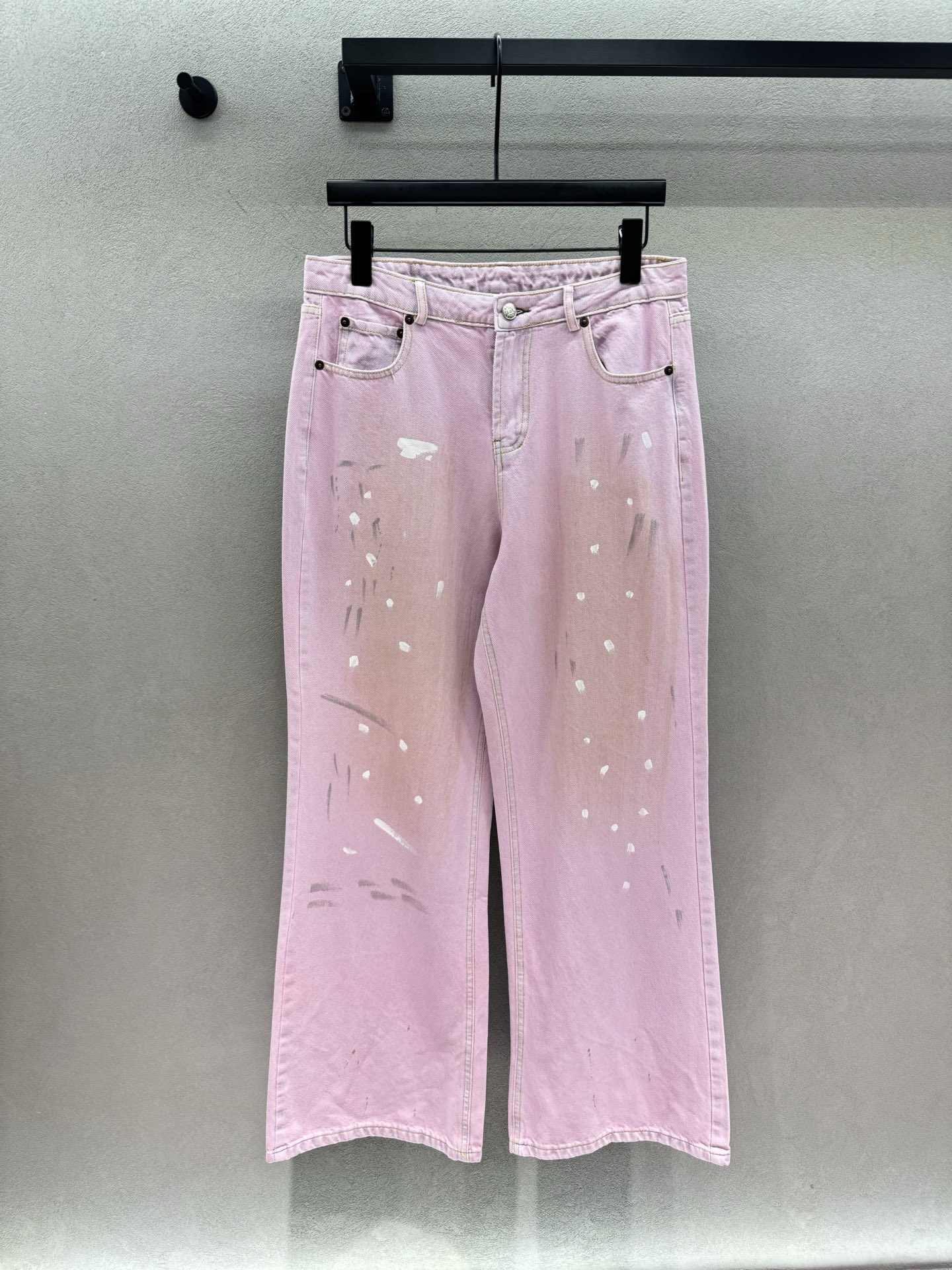 NO:891167,2026 Spring&Summer AC, pink graffiti jeans, a combination of cherry blossom pink + distressed splashes of ink. It is niche and not in conflict with the style. It is easy to wear with a relaxed and trendy feel. The wide-legged straight version is not flattering on the figure and is super friendly for fat sisters. The soft denim fabric is skin-friendly and comfortable. It is refreshing and eye-catching for spring and summer~ Three sizes!  ,,jeans,198609092026 Spring&Summer AC,粉色涂鸦牛仔裤, 樱花粉+做旧泼墨的组合, 小众又不撞款,轻松穿出松弛潮感, 阔腿直筒版型不挑身材,对微胖姐妹超友好, 软乎乎的牛仔面料,亲肤又舒适, 春夏穿清爽又吸睛～ 三码！,,jeans,,Women's clothing