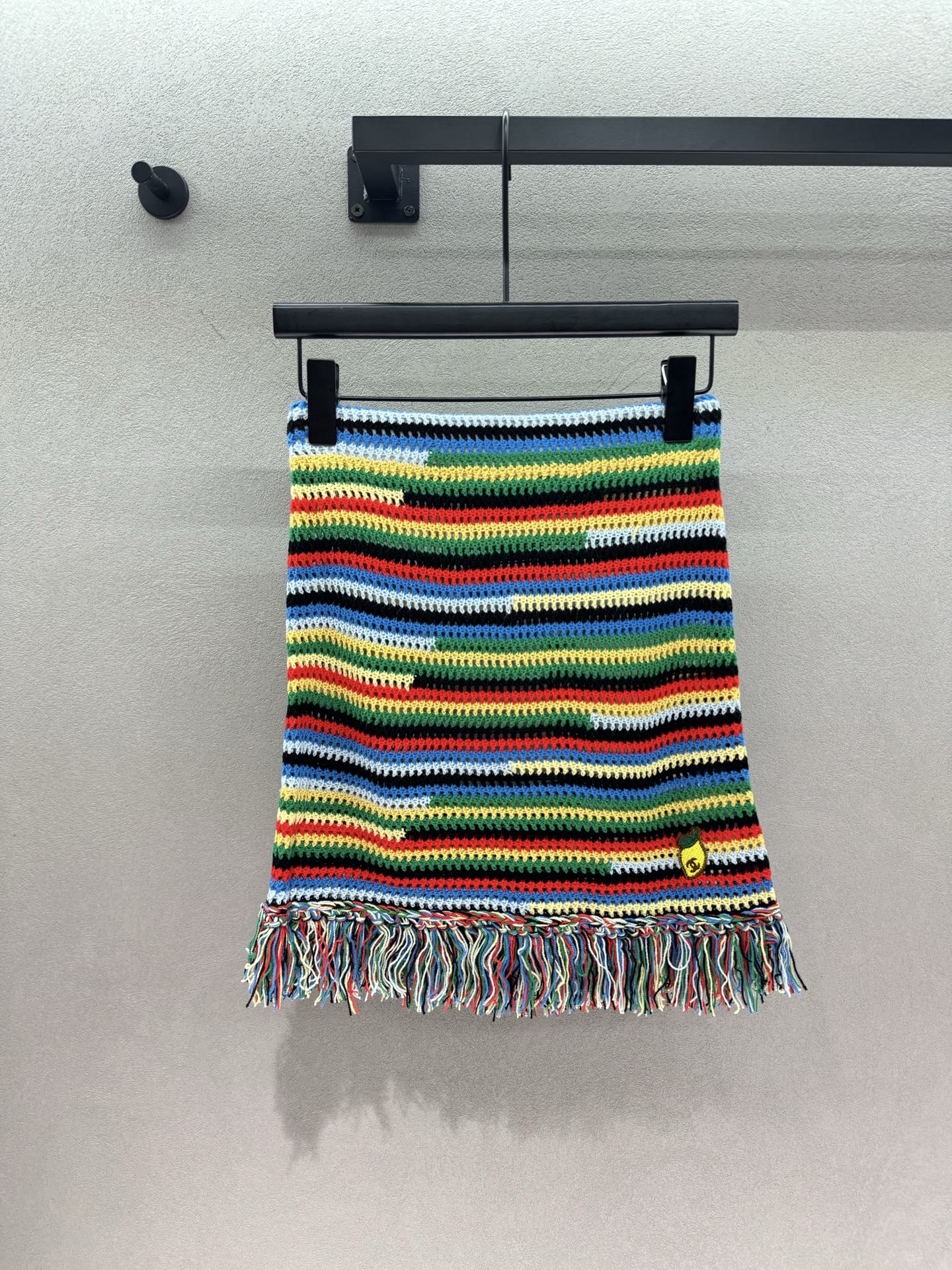 NO:891177,2026 Spring&Summer Xiaoxiang rainbow knitted suit, rainbow stripes + fringed hem, has a holiday atmosphere, energetic and eye-catching, hollow knitted fabric, refreshing and breathable in summer, sleeveless vest + hip skirt, paired with sandals or straw bag, worn at the beach or outing, it will turn heads ~ Three sizes!  ,,sandals,espadrilles,skirts,198609092026 Spring&Summer 小香彩虹针织套装, 彩虹条纹+流苏下摆, 自带度假氛围感,元气又亮眼, 镂空针织面料,夏天穿清爽透气, 无袖背心+包臀半裙的搭配, 搭配凉鞋或草编包,海边、出游穿直接出片,回头率拉满～ 三码！,,sandals,espadrilles,skirts,,Women's clothing