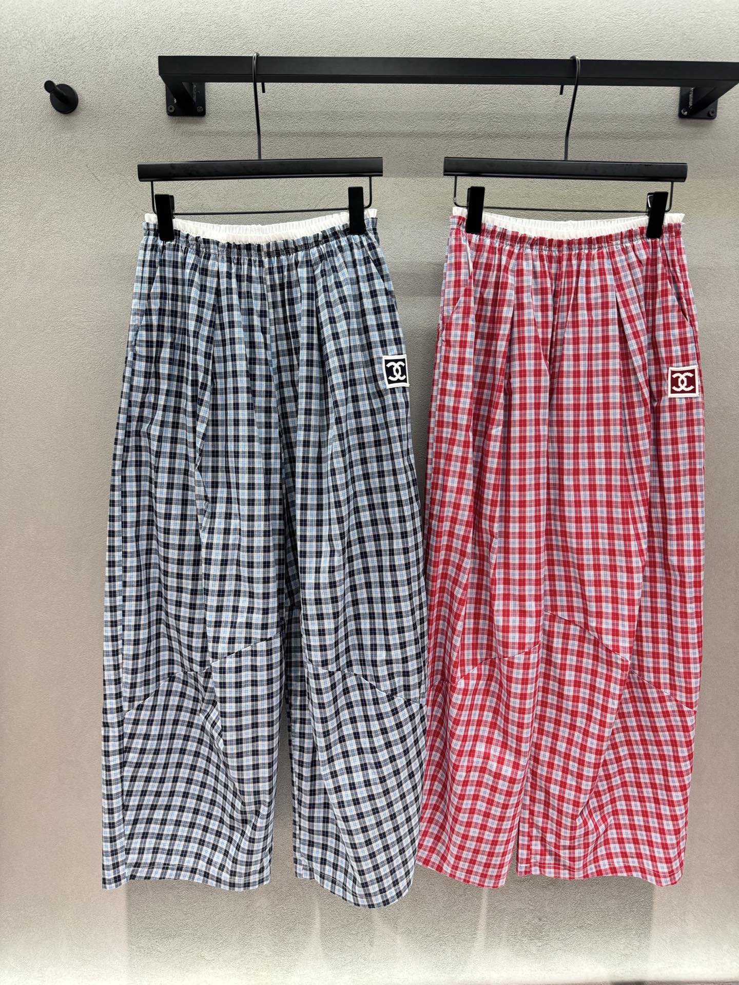 NO:891996,2026 Spring&Summer small fragrant plaid wide-leg pants, two classic small plaids in red, white/blue and black, retro and age-reducing with a refreshing atmosphere, elastic contrasting white waistband, not tight or picky about the waist, square double C cloth label on the side is low-key and exquisite, light and breathable plaid fabric, smooth and not close-fitting, loose wide-leg tailoring to modify the leg shape, O-shaped legs and muscle legs can be covered with one click,  It goes well with knitted suspenders and short work jackets, making it casual and elegant for daily outings ~ Two colors, three sizes!  ,,jackets & coats,198609092026 Spring&Summer  小香格纹阔腿裤, 红白/蓝黑两款经典小格纹, 复古减龄自带清爽氛围感, 松紧撞色白腰头,不勒腰不挑腰围, 侧边方形双C布标低调精致, 轻薄透气格纹面料,垂感顺滑不贴身, 宽松阔腿剪裁修饰腿型, O型腿、肌肉腿一键遮盖, 搭配针织吊带、短款工装外套都适配, 日常出街随性又显贵～ 两色,三码！,,jackets & coats,,Women's clothing