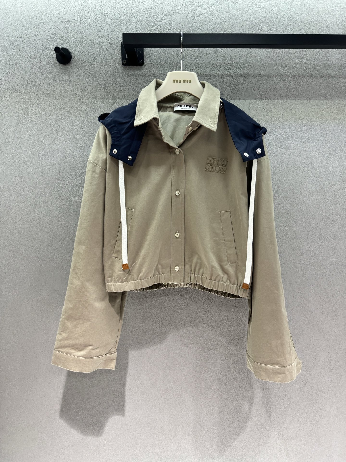 NO:891997,2026 Autumn and Winter MM short work jacket, khaki and navy blue detachable hood design is so exciting for girls~ The hood is removed to reveal a neat lapel work jacket, the short drawstring hem makes you look taller, small people can look taller with their eyes closed, the washed cotton fabric is soft and waxy, the low-key embroidered small logo on the left chest, low-key can not hide the nobility, spring and autumn layered with the ceiling, one piece unlocks N kinds of outfits~ Three codes!  ,,jackets & coats,jackets & coats,hats,198609092026 Autumn and Winter MM短工装外套, 卡其拼藏青可拆卸连帽设计太戳少女心了～ 帽子拆掉是利落翻领工装夹克, 下摆抽绳短版型巨显高,小个子闭眼冲, 水洗棉面料软软糯糯, 左胸低调刺绣小logo,低调藏不住贵气, 春秋叠穿天花板,一件解锁N种穿搭～ 三码！,,jackets & coats,jackets & coats,hats,,Women's clothing