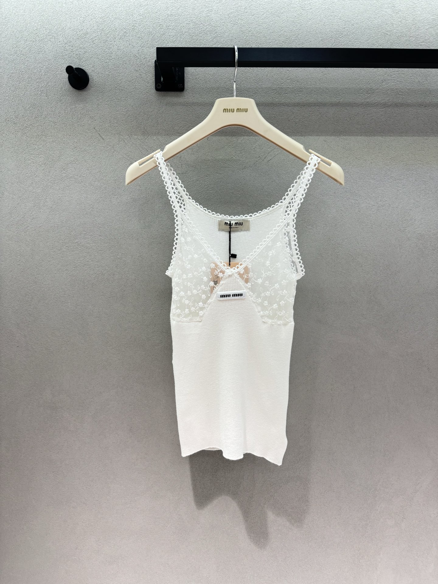 NO:891976,2026 Spring&Summer MM lace white sling, a must-have item in summer, the upper body is covered with three-dimensional small flower embroidered mesh, with wavy lace shoulder straps, V-neck lace splicing, hazy and translucent, gentle and not exposed, the lower part is delicate vertical pit strip knitting, slimming and has elasticity. The small metal logo on the chest is low-key and exquisite, full of details, milky white is clean and soft, suitable for spring and summer wear, suitable for wearing alone and layered, the atmosphere is ceiling~  Three yards!  ,,198609092026 Spring&Summer MM蕾丝白吊带, 夏季刚需单品, 上半身满幅立体小花刺绣网纱, 搭配波浪花边肩带, V领蕾丝拼接,朦胧透感温柔不暴露, 下半段细腻竖坑条针织,修身显瘦还自带弹力 胸口金属小logo低调精致,细节拉满, 奶白色干净柔和,春夏做内搭, 单穿叠穿都适配,氛围感天花板～ 三码！,,,Women's clothing