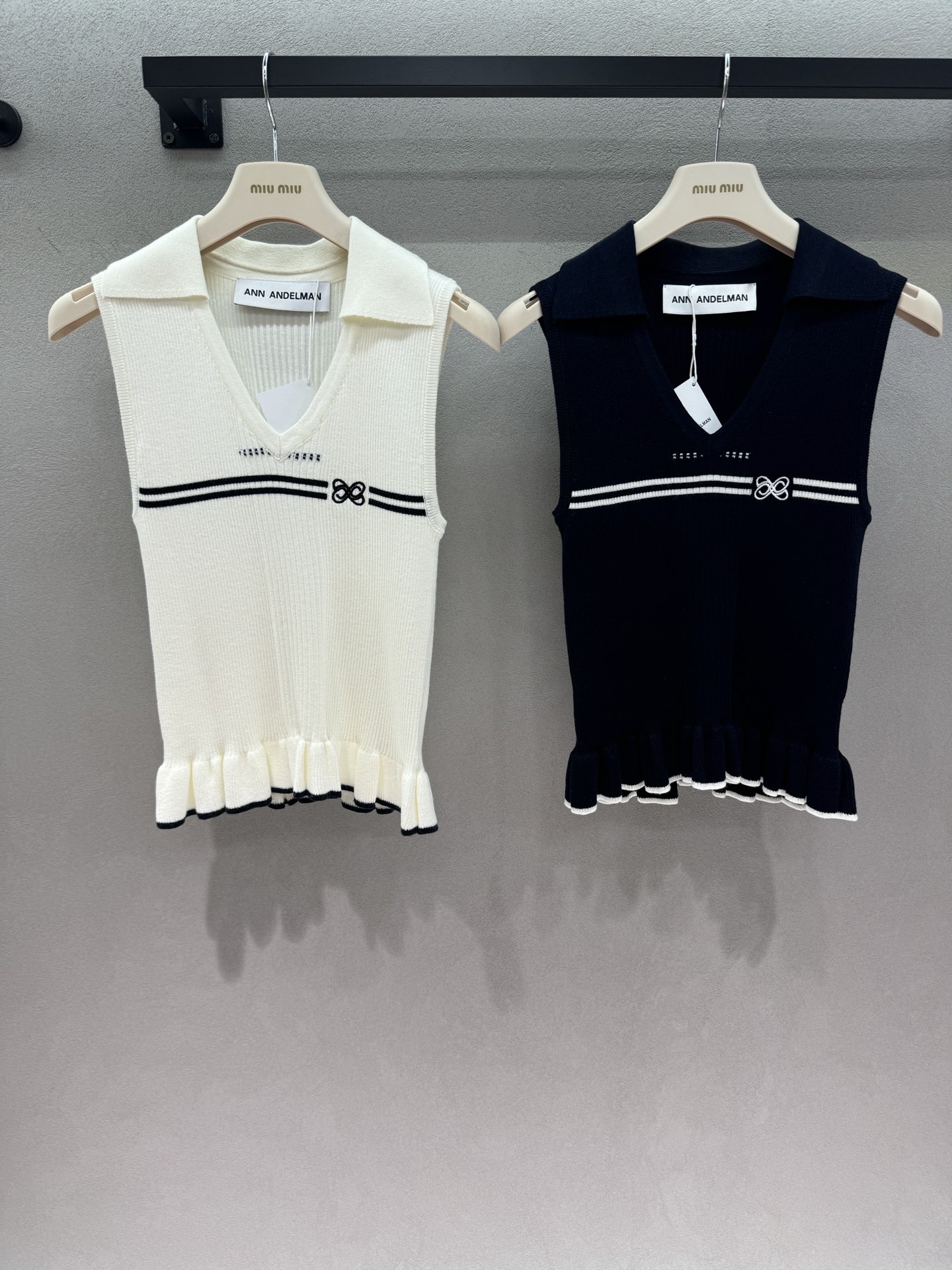 NO:891979,2026 Spring&Summer ANN Sleeveless knitted vest, classic small polo lapel + deep V cut, elongated neck line for a super slimming look. Double stripes on the chest + embroidered bow logo, full navy style retro feel. Vertical pit strips slim knitted, fit the body shape without being bloated. Contrast color fungus ruffles at the hem, smart and weakening the tight feeling. Available in black and white, milky white is gentle and reduces age, black is cool and slimming.  Wear it alone with a pleated skirt and you will be the school girl. Pair it with a shirt/long-sleeved T-shirt and you can wear it in all seasons~ Two colors, three sizes!  ,,skirts,shirts,tees,t-shirt,198609092026 Spring&Summer  ANN 无袖针织马甲, 经典小polo翻领+深V剪裁, 拉长颈部线条超显瘦 胸前双条纹+刺绣蝴蝶结标识, 海军风复古感拉满 竖坑条修身针织,贴合身形不臃肿, 下摆撞色木耳边荷叶边,灵动弱化紧绷感, 黑白双色任选,奶白温柔减龄,黑色清冷显瘦 单穿配百褶裙是校花学妹, 内搭衬衫/长袖T恤四季都能穿～ 两色,三码！,,skirts,shirts,tees，t-shirt,,Women's clothing