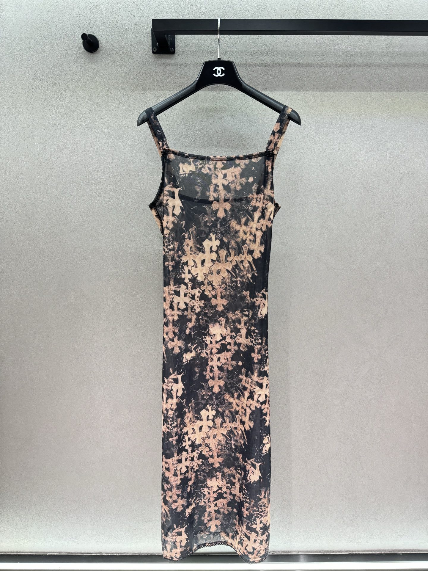 NO:891986,2026 Spring&Summer Croix Heart, the retro distressed cross mesh suspender long skirt is so atmospheric. The black background is dyed with brown tone cross print all over, and the washed distressed texture comes with a retro filter. The double-layer mesh fabric has a slightly translucent and hazy feel. The straight square collar and wide suspenders modify the trapezius muscles and outline the shoulder and neck lines. The slim straight long version fits the body shape and elongates the leg proportions.  Sweet, cool and dark, it looks hot and cool when worn alone with Martin boots. Pair it with a work jacket to create a layered look, and the atmosphere of the film will be perfect~ Three sizes!  ,,chrome hearts,boots,skirts,jackets & coats,198609092026 Spring&Summer 克罗*心, 复古做旧十字网纱吊带长裙太有氛围感 黑底晕染棕调十字满印, 水洗做旧纹理自带复古滤镜, 双层网纱面料,自带微透朦胧感, 平直方领宽吊带,修饰斜方肌,勾勒肩颈线条 修身直筒长款版型,贴合身形拉长腿部比例 甜酷暗黑系,单穿配马丁靴又辣又拽, 外搭工装外套层次感拉满, 出片氛围感直接拉满～ 三码！,,chrome hearts,boots,skirts,jackets & coats,,Women's clothing