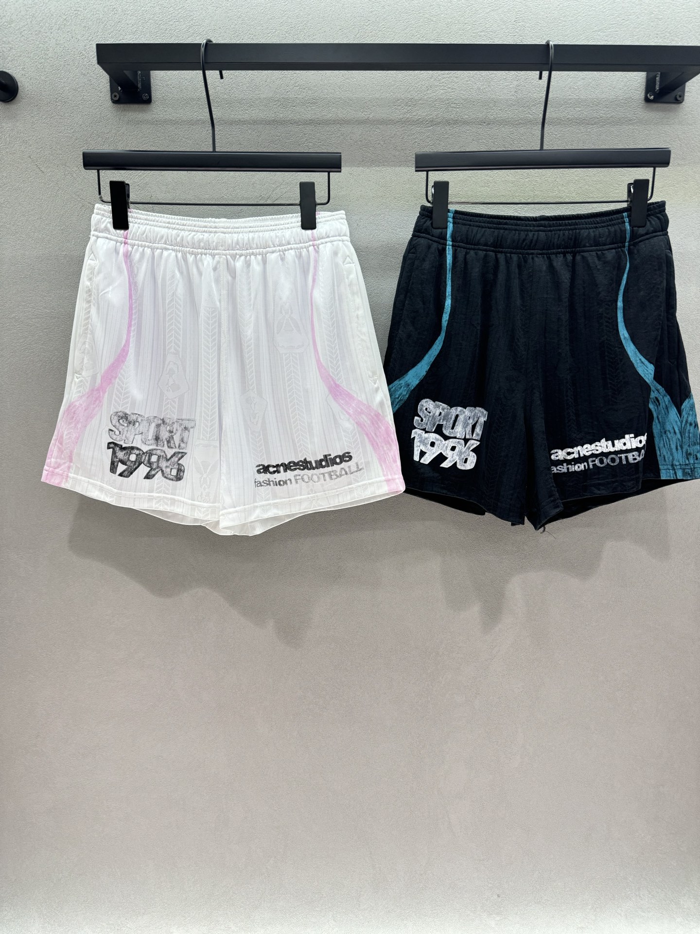 NO:892523,2026 Spring&Summer AC, football shorts, 96 retro football shorts, dark textured breathable fabric that is not boring to wear in summer. The white-pink gradient sides are gentle and layered. The loose wide-leg version hides the flesh, and the short style shows off the leg length. SPORT1996 distressed print comes with its own filter!  Two colors, three codes!  ,,shorts,198609092026 Spring&Summer  AC,足球短裤, 96复古足球短裤, 暗纹透气面料夏天穿完全不闷 白粉渐变侧边温柔又有层次感 宽松阔腿版型藏肉一绝,短款巨显腿长 SPORT1996做旧印花自带滤镜！ 两色,三码！,,shorts,,Women's clothing