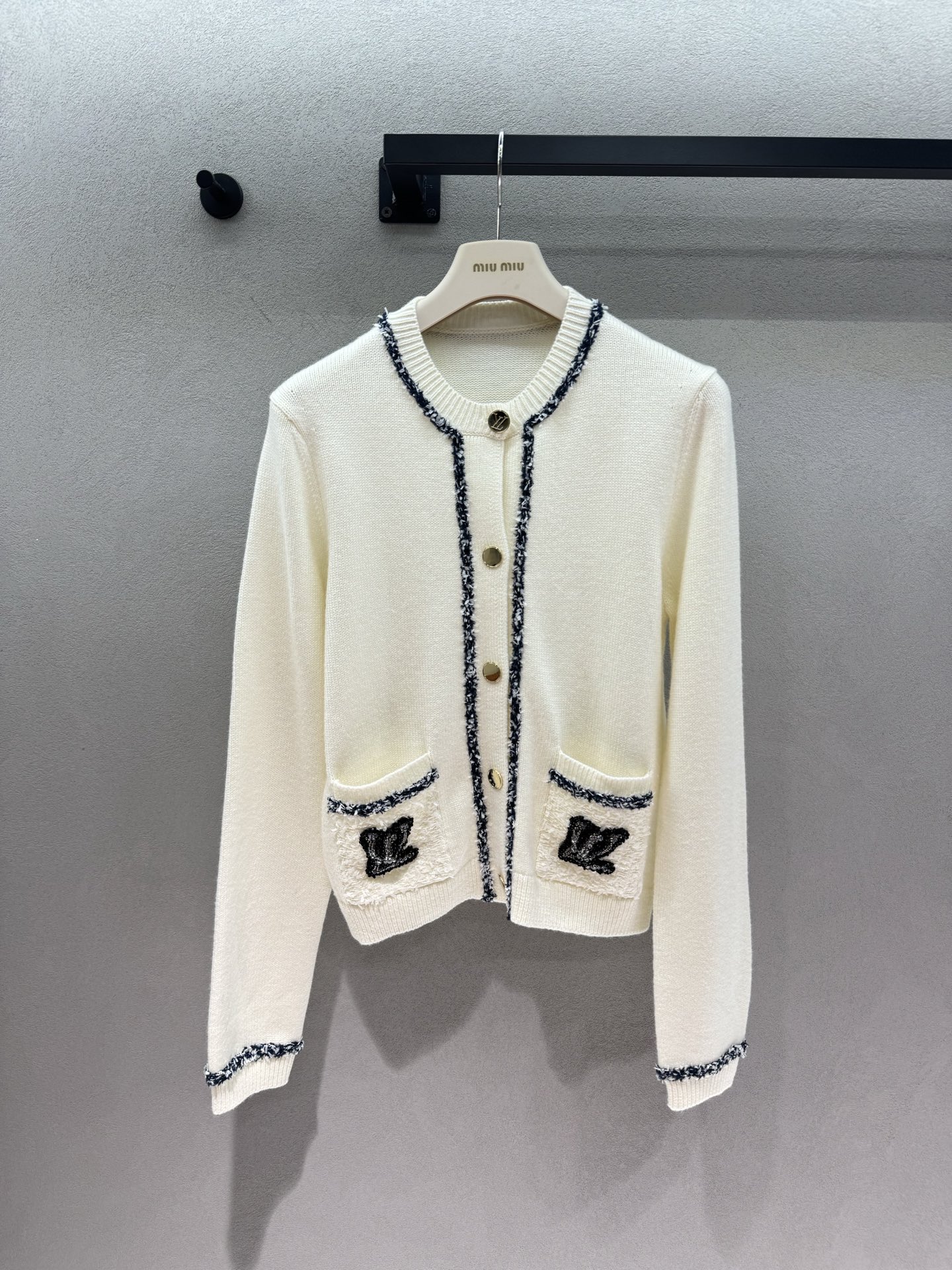 NO:892527,2026 Autumn and Winter 1v milky white knitted cardigan!  The soft and waxy wool material is very comfortable to wear against the skin. The black and white tweed raw edge details are full of details. The three-dimensional embroidery on the pockets is low-key and elegant. The short version can easily be worn in a 30/70 proportion. You can wear it in one piece for commuting and dating, and the gentleness can be fully filled ~ Three sizes!  ,,198609092026 Autumn and Winter 1v奶白针织开衫！ 软糯羊毛料子贴身穿巨舒服, 黑白粗花呢毛边镶边细节拉满, 口袋立体刺绣低调显贵, 短款版型轻松穿出三七分比例, 通勤约会一件搞定,温柔感直接拉满～ 三码！,,,Women's clothing