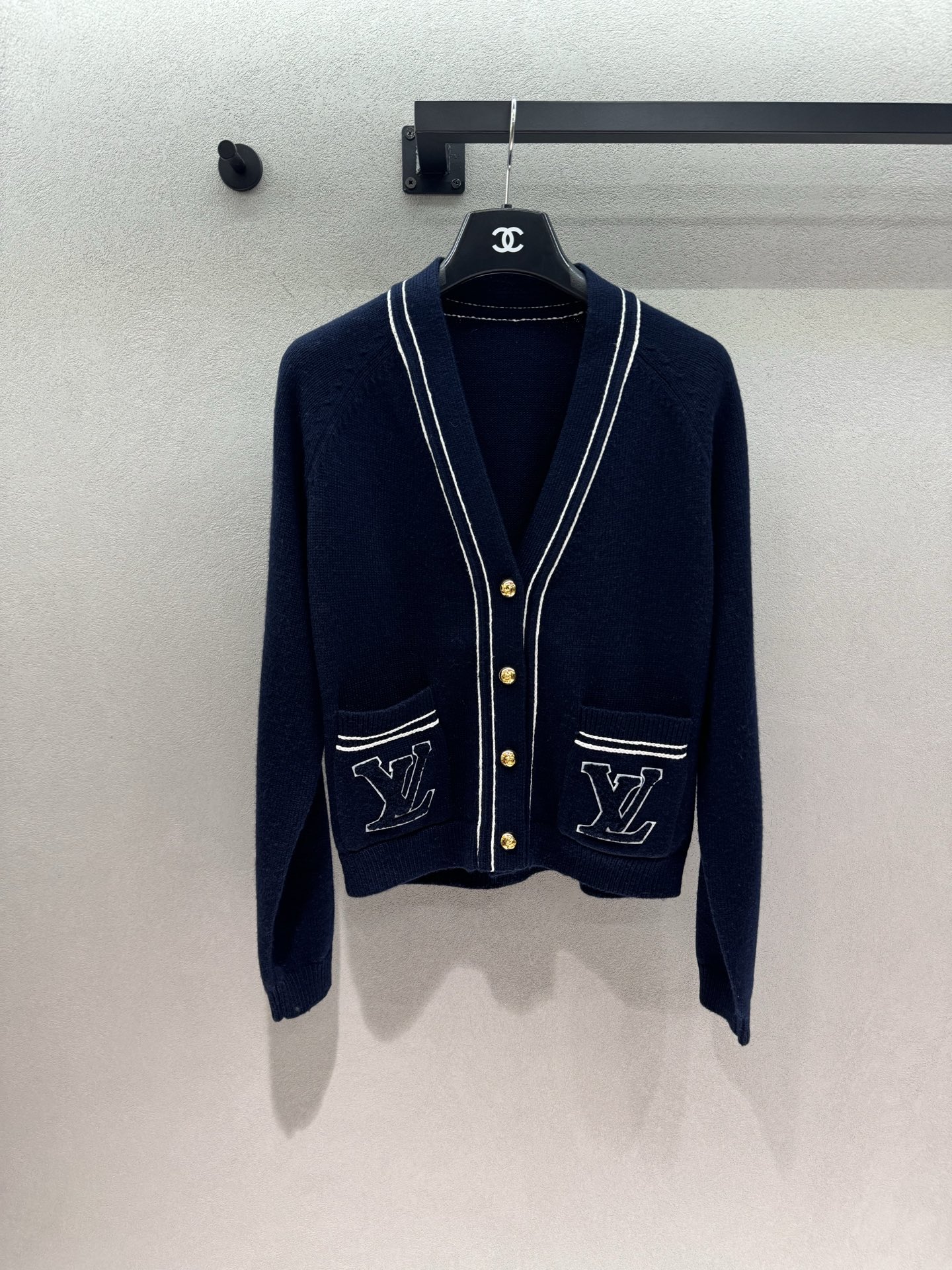 NO:892512,2026 Autumn and Winter 1v navy knitted cardigan, deep navy blue with huge whiteness, double white thread contrasting stripes on the placket and pockets, bright round metal gold buckle, exquisite and light luxury texture, symmetrical pockets with large embroidered logo, low-key and recognizable, loose and short V-neck version, modify the neck line, raise the waistline. Soft and waxy wool knitting, close to the skin without tying, can be worn in all seasons,  Wear it alone with a pleated skirt and you will look like a chaebol schoolmate. Pair it with straight pants and you will instantly become a commuter elite. You can choose it for daily use, commuting or dating~ Three sizes!  ,,skirts,198609092026 Autumn and Winter 1v藏青针织开衫, 深邃藏青色巨显白, 门襟、口袋双白线撞色条纹, 亮面圆形金属金扣,精致轻奢质感拉满, 对称口袋刺绣大logo,低调又有辨识度, 宽松短款V领版型,修饰脖颈线条,拉高腰线 软糯羊毛针织,贴肤不扎,四季都能穿, 单搭百褶裙是财阀学姐, 配直筒裤秒变通勤精英 日常/通勤/约会随意拿捏～ 三码！,,skirts,,Women's clothing
