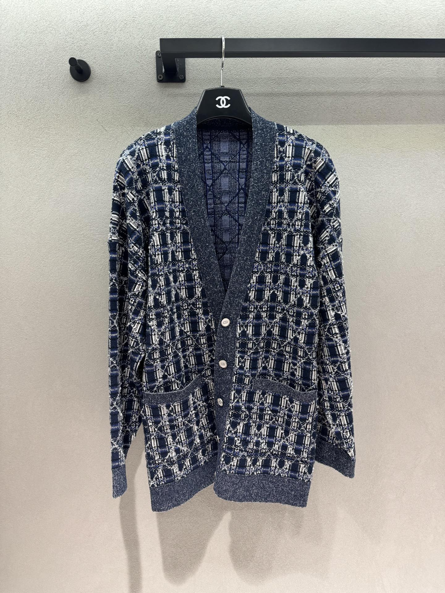 NO:892516,2026 Autumn and Winter DR, retro jacquard knitted cardigan, blue and white intertwined rhombus all over jacquard, full texture, high-end and recognizable from a distance, variegated hemp gray binding outlines the V-neck, cuffs, and hem, neutralizing the complex feel of the plaid, simple and elegant, warm pearl white round buttons, soft and unobtrusive, weakening the toughness. Practical patch pockets on both sides, taking into account both decoration and daily storage  The loose and slightly off-shoulder version has wide hidden shoulders that cover the arms. The blended knitted fabric is soft, waxy and breathable. It is suitable for both spring and autumn wear alone and as an inner layer in winter ~ Three sizes!  ,,198609092026 Autumn and Winter DR,复古提花针织开衫, 蓝白交织菱格满幅提花, 肌理感层次拉满,远看高级有辨识度, 杂色麻灰包边勾勒V领、袖口、下摆, 中和格纹繁杂感,简约大气, 温润珍珠白圆扣,柔和不张扬,弱化硬朗感 双侧实用贴袋,兼顾装饰与日常收纳 宽松微落肩版型,藏肩宽遮手臂, 混纺针织软糯透气, 春秋单穿、冬季内搭都适配～ 三码！,,,Women's clothing