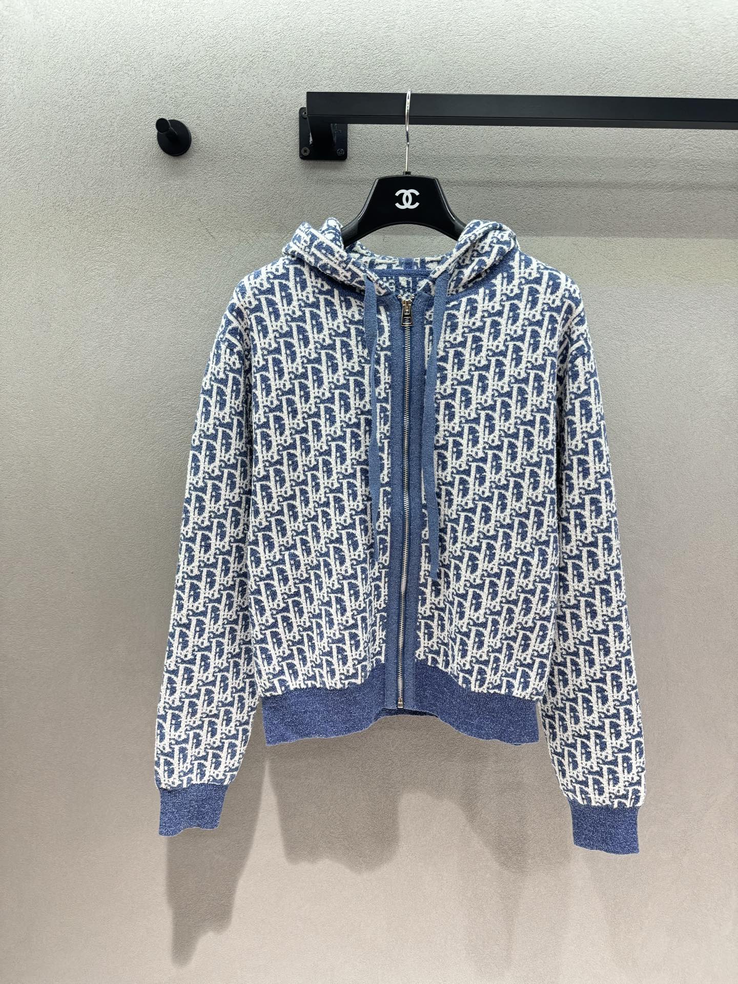 NO:892520,Tops Shorts 2026 Spring&Summer DR all-over printed knitted suit, relaxed to wear on the ceiling, classic blue and white presbyopia all over jacquard, soft and waxy texture, high recognition  The short hoodie raises the waistline, and the high-waisted shorts lengthen the legs. The set optimizes body proportions. The fine knitted fabric is breathable and skin-friendly, suitable for both spring and summer wear alone and in air-conditioned rooms~ Three sizes!  ,,shorts,hats,19860909上衣 短裤 2026 Spring&Summer DR满印针织套装,松弛穿搭天花板, 经典蓝白老花满幅提花, 肌理软糯不扎肤,自带高级辨识度 连帽拉链开衫+同色系短裤成套搭配, 懒人一键出门 牛仔蓝撞色罗纹收边, 帽绳、袖口、腰头细节统一,质感拉满 短款帽衫拉高腰线,高腰短裤显腿长, 一套优化身材比例 细腻针织面料透气亲肤, 春夏单穿、空调房穿搭都合适～ 三码！,,shorts,hats,,Women's clothing