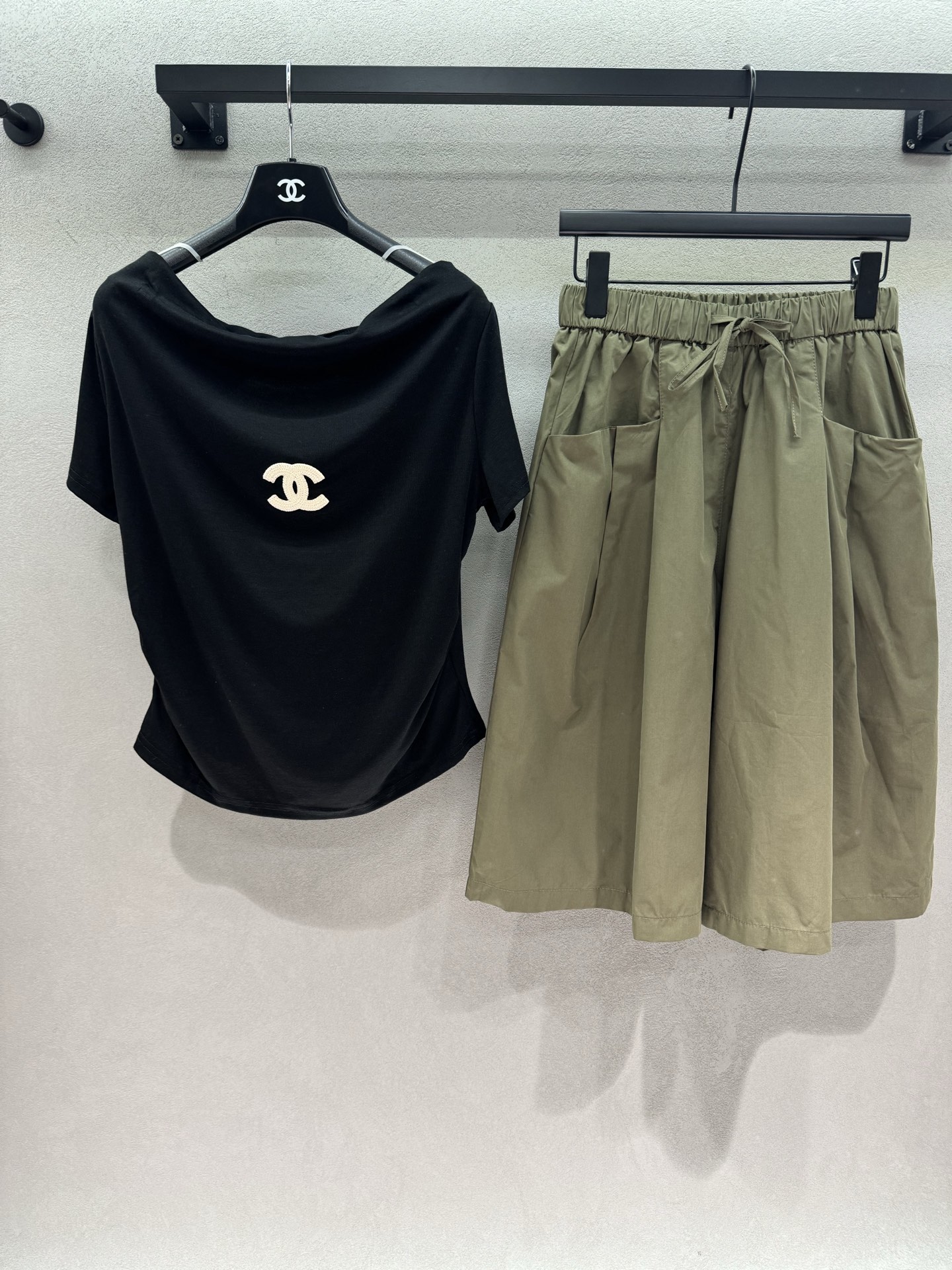 ￼ 🌾2026 SPring&Summer /套！小香松弛休闲套装，一字肩荡领T恤温柔露锁骨，抽褶收腰巨