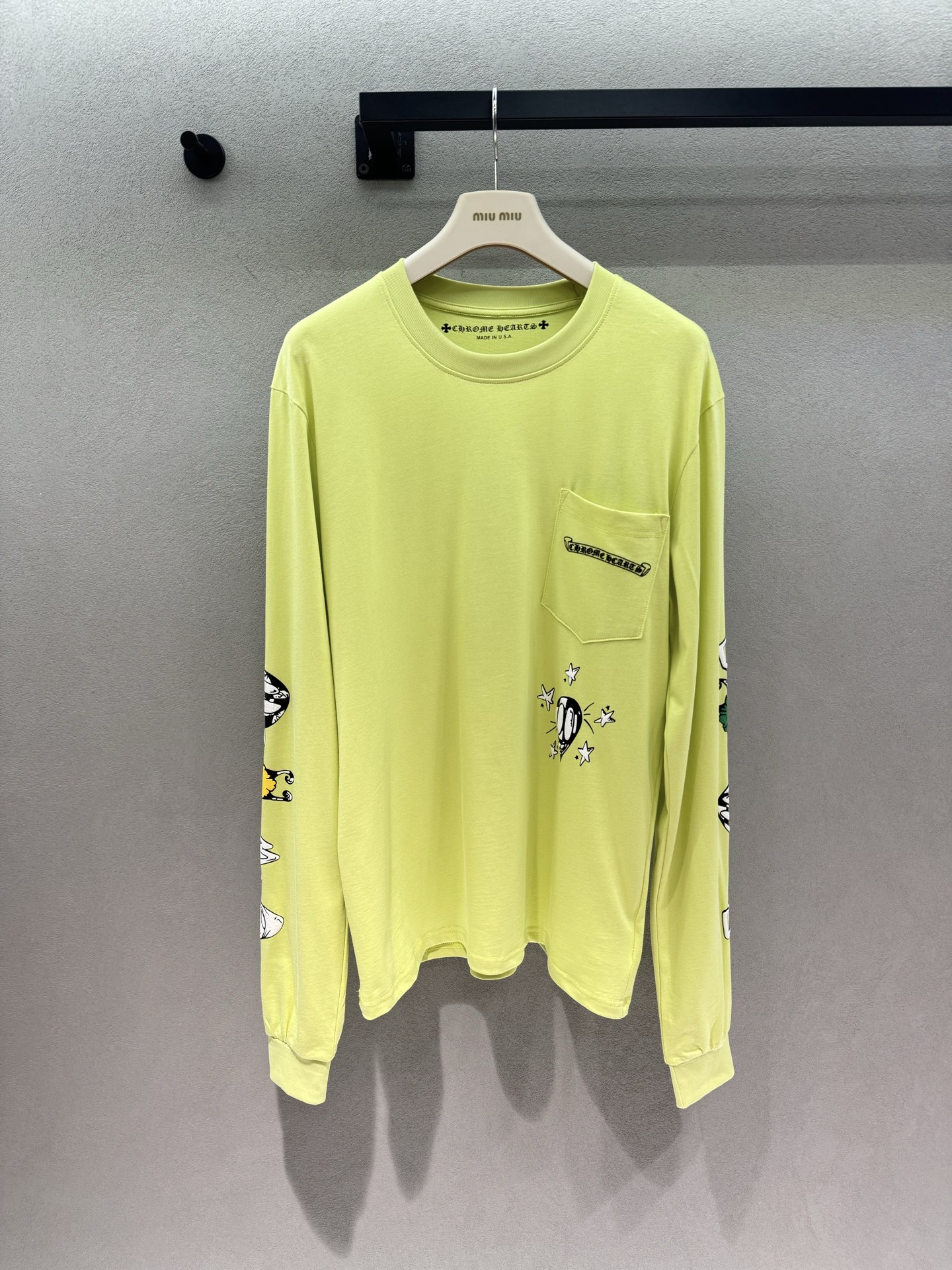 NO:892530,190 Spring&Summer Crow* heart, fluorescent yellow graffiti long sleeves, low saturation and tender lemon yellow that complements the skin tone, loose shoulder design, concealing the body but not flattering the figure, full cartoon graffiti print, continuous interesting patterns on both sleeves, star graffiti on the chest + pocket letter logo, soft and thin cotton material, breathable and skin-friendly, suitable for single wear in spring and summer, and layered coats in autumn and winter~ Three sizes!  ,,chrome hearts,jackets & coats,19860909190  Spring&Summer 克罗*心,荧光黄涂鸦长袖, 低饱和嫩柠黄巨衬肤色, 宽松落肩版型,藏肉不挑身材, 满幅卡通涂鸦印花,双袖连续趣味图案, 胸口星星涂鸦+口袋字母标, 柔软薄款棉料,透气亲肤, 春夏单穿、秋冬叠穿外套都适配～ 三码！,,chrome hearts,jackets & coats,,Women's clothing