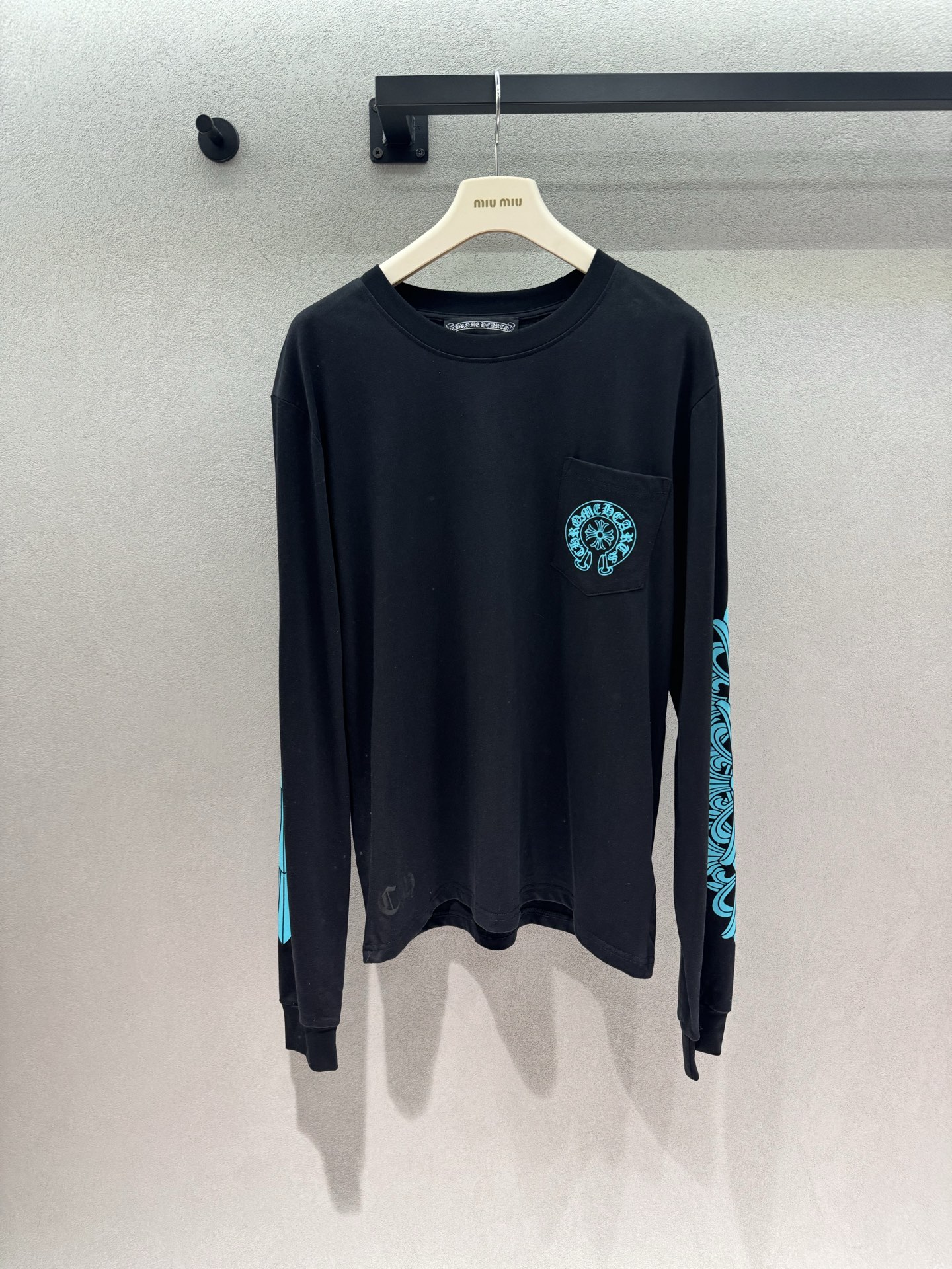 NO:892537,2026 Spring&Summer Croix* heart, cool ice blue flower arm long sleeves, pure black base with refreshing ice blue print, high-end contrasting colors that are eye-catching, breaking the dullness of pure black, circular cross flower logo on the chest pocket, retro vine flower arm print on the entire arms on both sides, full of recognition. Loose shoulder round neck version, same style for men and women, hides the flesh and makes the body look slimmer.  The washed soft cotton fabric is soft and skin-friendly, with moderate thickness. It can be worn alone in spring and summer, or layered with denim/leather jackets in autumn and winter to have a sense of layering ~ Three sizes!  ,,chrome hearts,leather jacket,198609092026 Spring&Summer 克罗*心,酷感冰蓝花臂长袖, 纯黑基底搭配清爽冰蓝印花, 撞色高级吸睛,打破纯黑沉闷感, 胸前口袋环形十字花logo, 双侧整条手臂复古藤蔓花臂印花,辨识度拉满 宽松落肩圆领版型, 男女同款情侣款,藏肉显瘦不挑身形, 水洗柔棉面料软糯亲肤,薄厚适中, 春夏单穿、秋冬叠搭牛仔/皮衣都有层次感～ 三码！,,chrome hearts,leather jacket,,Women's clothing
