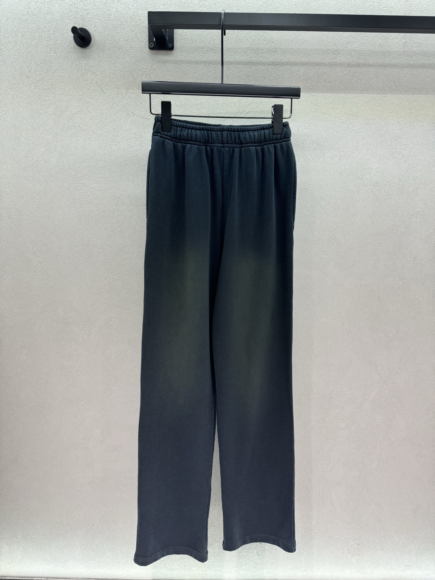 NO:892539,Shorts and trousers 2026 Spring&Summer AC retro washed charcoal gray sweatpants, with a relaxed ceiling. Heavy-duty washed charcoal gray tones, with a retro faded gradient texture, high-end and not boring, elastic drawstring waistband that does not pick up the waistline, practical pockets on both sides for storage. There are two versions of shorts and straight trousers. The A-line wide-leg cut of the shorts covers the crotch and shows the length of the legs. It is the first choice for outings and sports walks in summer.  The trousers hang down in a slightly wide straight style, modifying the O-shaped legs, thick calves, and elongating the leg lines. The heavy-weight terry cotton is soft and thick, breathable and not stuffy. The same style for men and women can be made as a couple style. It can be matched casually to create a lazy street atmosphere~ Three sizes!  ,,shorts,19860909短裤 长裤 2026 Spring&Summer AC复古水洗炭灰卫裤,懒人松弛感天花板 重工水洗做旧炭灰色调, 自带复古褪色渐变质感,高级不沉闷, 松紧抽绳腰头不挑腰围, 双侧插袋实用能装 分短裤&直筒长裤两个版型, 短裤A字阔腿剪裁,遮胯显腿长, 夏日出街、运动遛弯首选, 长裤垂顺微阔直筒版型, 修饰O型腿、小腿粗,拉长腿部线条, 重磅毛圈棉软糯厚实,透气不闷, 男女同款可做情侣款, 随意搭配自带街头慵懒氛围～ 三码！,,shorts,,Women's clothing