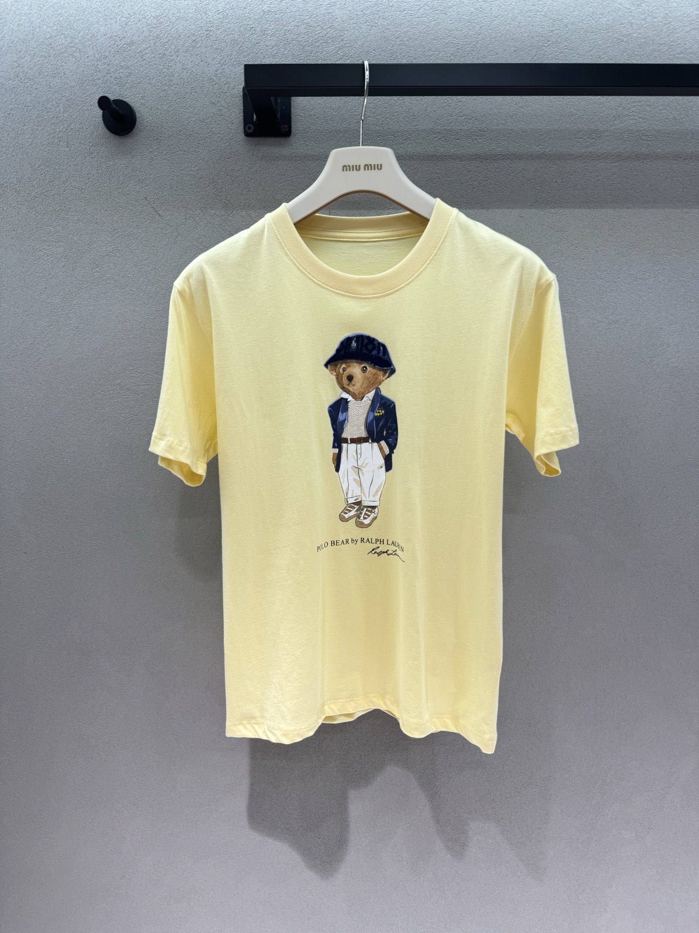 NO:892547,2026 Spring&Summer Raff Suit Bear T-shirt, with low saturation milky yellow tones that soften the skin, and the yellow-skinned upper body also looks whiter and brighter. Gentleman suit bear print on the front, top hat + suit complete retro outfit, exquisite hand-painted texture, full of atmosphere, basic round neck and loose short-sleeved version, off-shoulder tailoring to hide the flesh and not flatter the figure, soft waxy washed cotton fabric, breathable and skin-friendly,  It is refreshing to wear alone in spring and summer. It is also suitable for layering cardigans in air-conditioned rooms. It is super gentle for daily outings and photos~ Three sizes!  ,,T-shirt,tees,t-shirt,business suit,hats,198609092026 Spring&Summer 拉夫西装小熊T恤, 低饱和奶黄色调柔和衬肤, 黄皮素颜上身也显白提气色, 正面绅士西装小熊印花, 礼帽+西装全套复古穿搭, 精致手绘质感,氛围感拉满, 基础圆领宽松短袖版型, 落肩剪裁藏肉不挑身材, 软糯水洗棉面料透气亲肤, 春夏单穿清爽,空调房叠开衫也适配, 日常出游拍照超温柔～ 三码！,,T-shirt,tees，t-shirt,business suit,hats,,Women's clothing