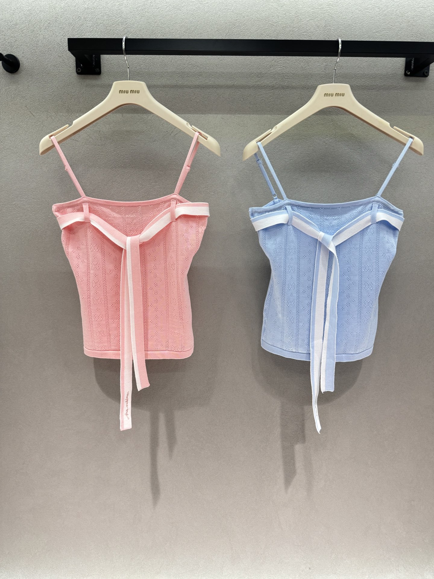 ￼ 🌾2026 SPring&Summer ！Ann镂空针织吊带，蜜桃粉&海盐蓝，温柔显白双选择撞色蝴蝶