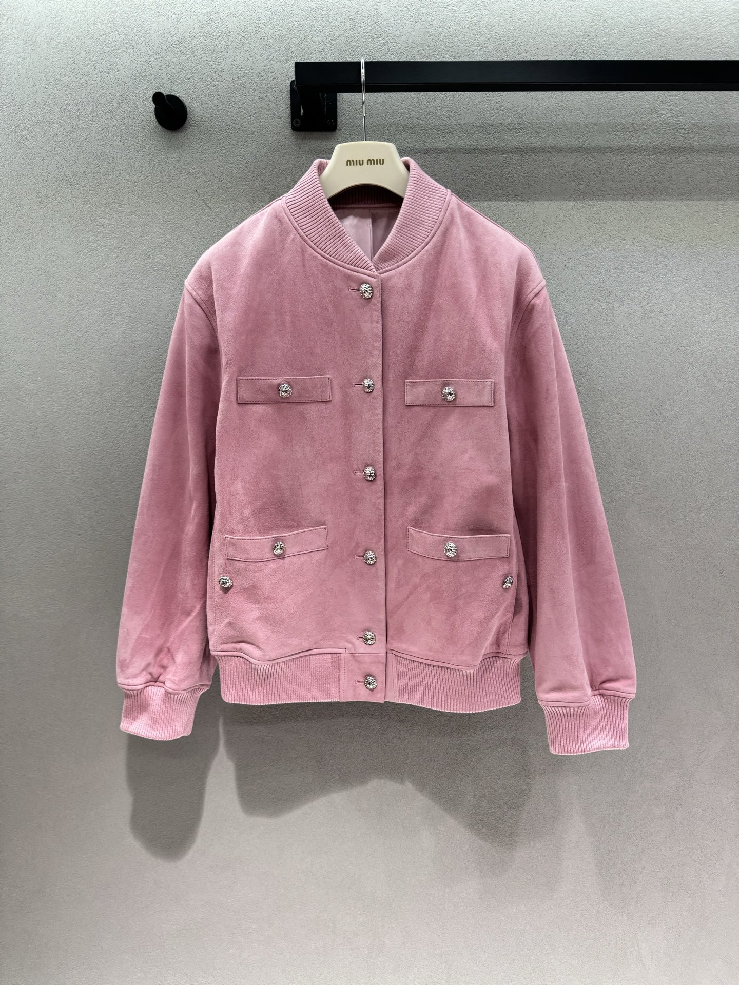 NO:893144,2026 Autumn and Winter Xiaoxiang, pink suede jacket!  The gentle bean paste pink suede baseball uniform really has its own noble filter, breaking the tough stereotype of baseball uniforms, with just the right balance of sweetness and coolness. It selects fine suede fabrics, with a matte and high-grade texture, and a soft and waxy touch. The classic rib knitted baseball collar + cuff hem is neat and not bulky. The whole piece is embellished with diamond crystal buttons. The placket and multiple pockets are all inlaid with exquisite diamond buttons, which is low-key and hides luxurious details.  The loose shoulder cut is accommodating to all body shapes, taking into account the light luxury texture and girly atmosphere. Jackets & coats, chamois leather,198609092026 Autumn and Winter 小香,粉调麂皮外套！ 温柔豆沙粉麂皮棒球服真的自带贵气滤镜, 打破棒球服硬朗刻板印象,甜酷平衡恰到好处 甄选细腻麂皮面料, 质感哑光高级,触感软糯有型, 经典罗纹针织棒球领+袖口下摆, 版型利落不臃肿, 整件点缀满钻水晶纽扣, 门襟+多口袋全都镶嵌精致钻扣, 低调暗藏奢华细节 宽松落肩剪裁,包容各种身形, 兼顾轻奢质感与少女氛围,,,jackets & coats,chamois leather,,Women's clothing