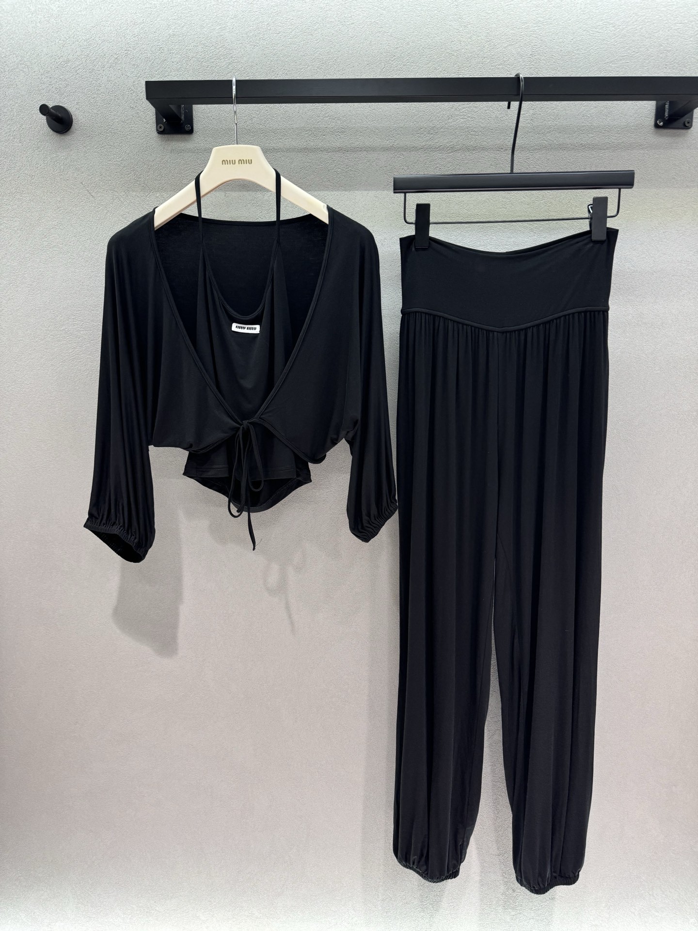 NO:893148,MM two-color lazy three-piece set, three-piece halterneck suspender + tie cardigan + leggings trousers. Soft and waxy drape fabric, skin-friendly and breathable. V-neck drawstring cardigan hides fat and makes you slim. High-waist leggings trousers, optimizes body proportions. It can be used at home and out, versatile and practical. The whole set is worry-free to wear, and the sense of relaxation is full. The single product is super reusable ~ two colors, three sizes!  ,,19860909MM双色慵懒三件套, 三件套挂脖吊带+系带开衫+束脚长裤 软糯垂感面料,亲肤透气 V领抽绳开衫,藏肉显瘦 高腰束脚裤,优化身材比例 居家、外出两用,百搭实穿 整套省心穿搭,松弛感拉满 单品拆分复用性超强～ 两色,三码！,,,Women's clothing