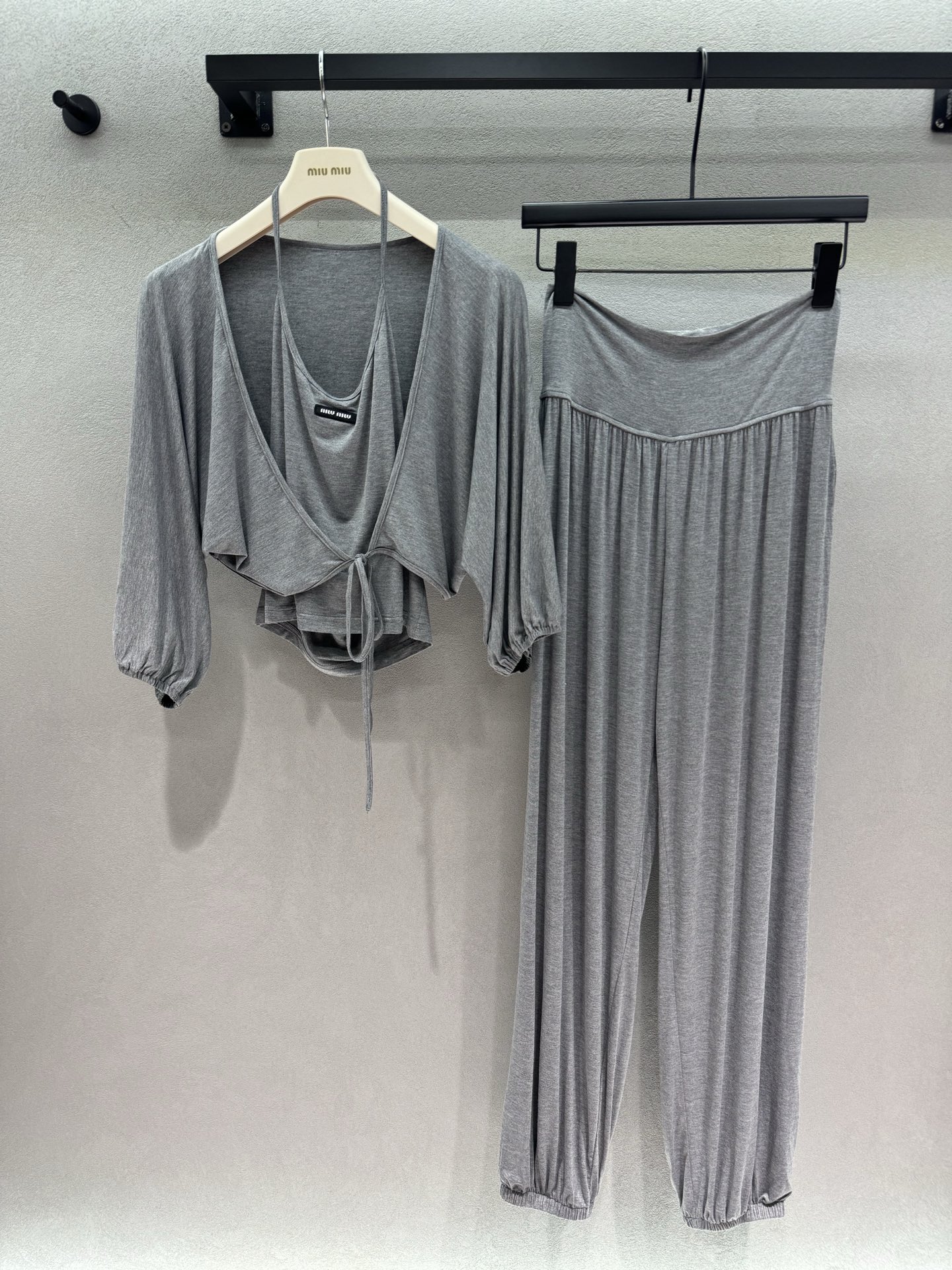NO:893150,set!  MM two-color lazy three-piece set, three-piece halterneck suspender + tie cardigan + leggings trousers. Soft and waxy drape fabric, skin-friendly and breathable. V-neck drawstring cardigan hides fat and makes you slim. High-waist leggings trousers, optimizes body proportions. It can be used at home and out, versatile and practical. The whole set is worry-free to wear, and the sense of relaxation is full. The single product is super reusable ~ two colors, three sizes!  ,,19860909套！MM双色慵懒三件套, 三件套挂脖吊带+系带开衫+束脚长裤 软糯垂感面料,亲肤透气 V领抽绳开衫,藏肉显瘦 高腰束脚裤,优化身材比例 居家、外出两用,百搭实穿 整套省心穿搭,松弛感拉满 单品拆分复用性超强～ 两色,三码！,,,Women's clothing