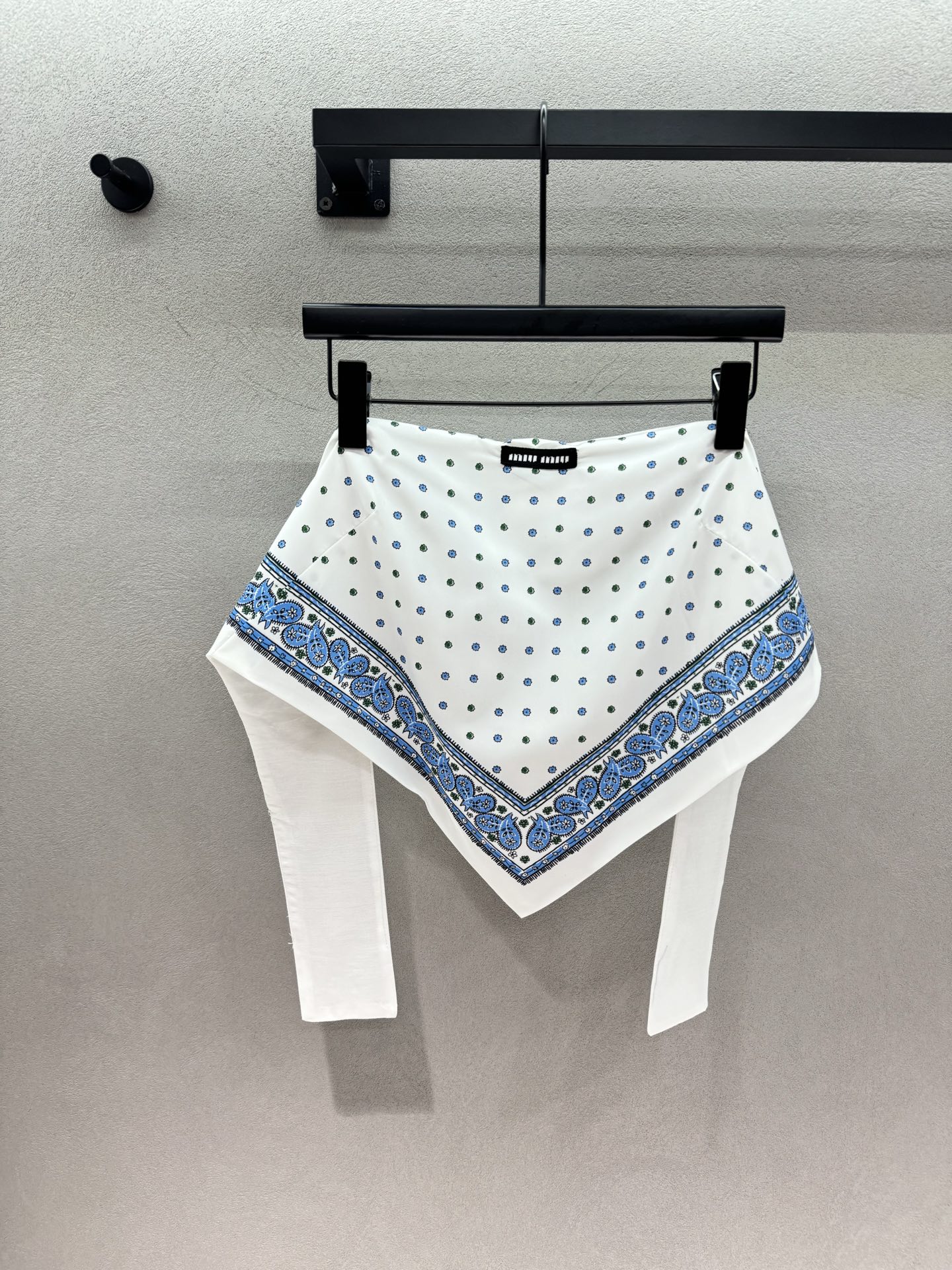 NO:909259,2026 Spring&Summer MM, the blue and white cashew flowers are so summery. The triangle tube top comes with a waist-revealing feature, and the streamers can be any style. It’s super hot. You don’t have to worry about matching it with the matching elastic skirt. The set is great for taking photos when going out. The light fabric is not boring at all in summer. This set is perfect for travel~ Three yards!  Tube top details,,skirts,198609092026 Spring&Summer  MM,蓝白腰果花太有夏日感 三角抹胸自带露腰小心机,飘带随便一系超辣 配套松紧短裙不用费心搭配, 一套出门拍照巨出片, 轻薄面料夏天穿完全不闷, 出游穿搭锁死这套～ 三码！抹胸细节,,skirts,,Women's clothing