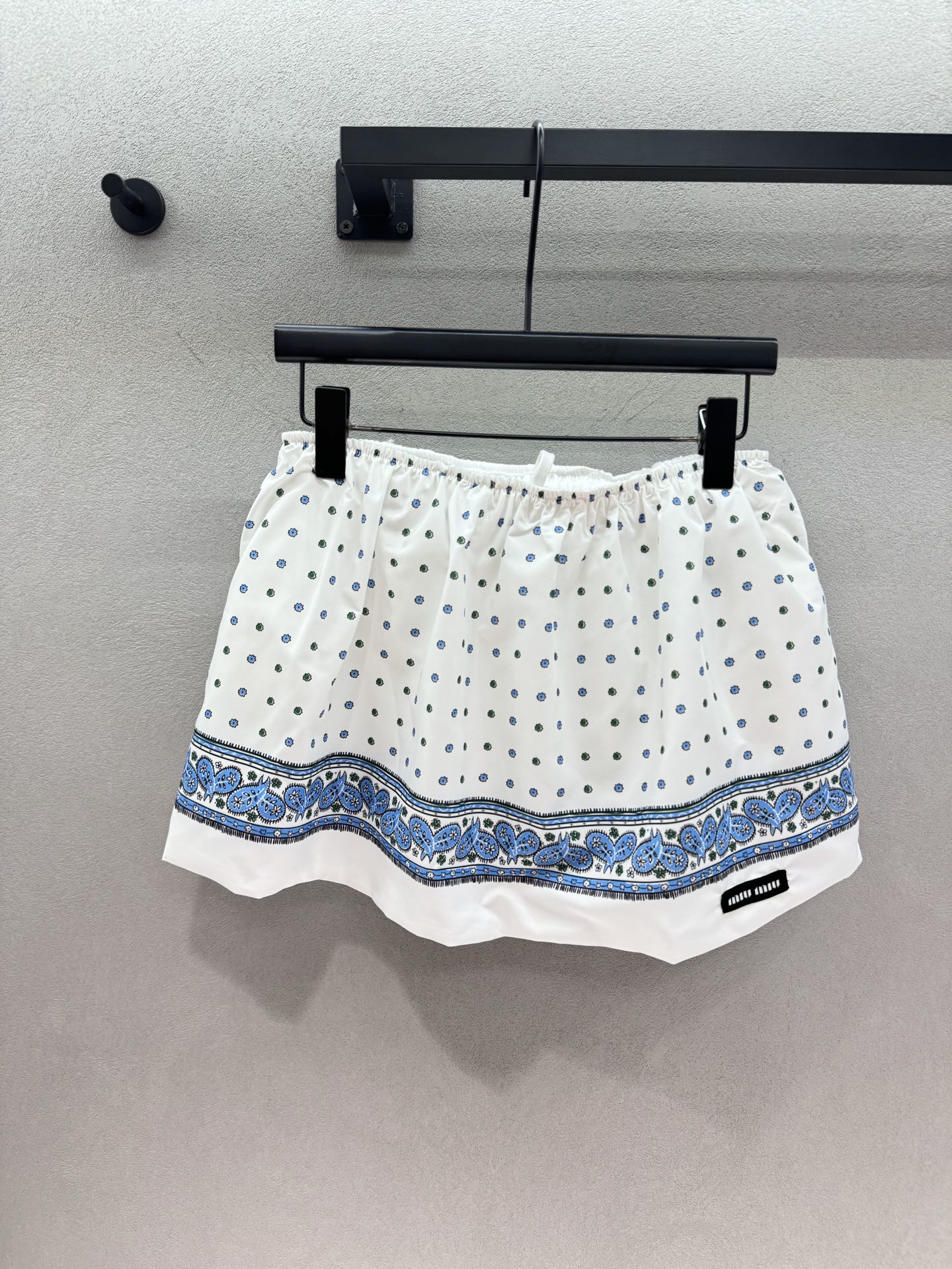 NO:909251,2026 Spring&Summer MM, the blue and white cashew flowers are so summery. The triangle tube top comes with a waist-revealing feature, and the streamers can be any style. It’s super hot. You don’t have to worry about matching it with the matching elastic skirt. The set is great for taking photos when going out. The light fabric is not boring at all in summer. This set is perfect for travel~ Three yards!  skirt details,,skirts,198609092026 Spring&Summer  MM,蓝白腰果花太有夏日感 三角抹胸自带露腰小心机,飘带随便一系超辣 配套松紧短裙不用费心搭配, 一套出门拍照巨出片, 轻薄面料夏天穿完全不闷, 出游穿搭锁死这套～ 三码！半裙细节,,skirts,,Women's clothing
