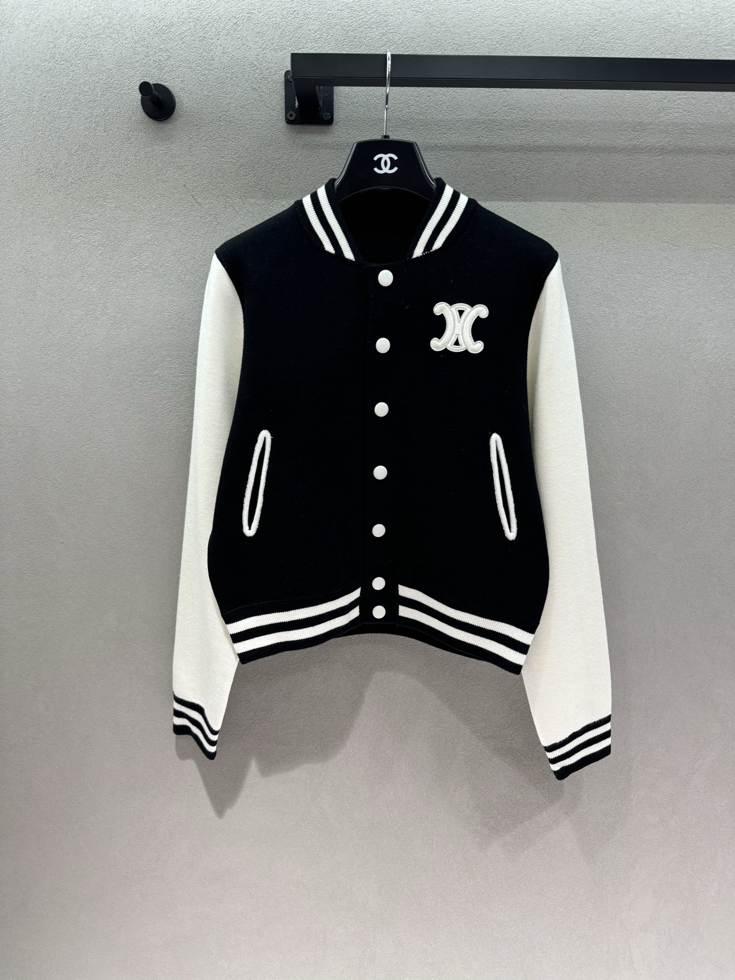 NO:910473,2026 Autumn and Winter!  CE knitted baseball jacket, classic black and white contrasting Teddy version, evergreen model that never goes out of style. The three-dimensional embroidered Arc de Triomphe is the soul of the whole piece. The details and texture are full of slim-fitting short tailoring, optimizing the body line, making it easy to wear every day. The wool fabric is crisp and stylish, suitable for wearing alone or layered with a coat. The combination of American retro + French light luxury, suitable for commuting, dating, and traveling. No need to match extra, just one set will bring you extravagance. Three sizes!  ,,jackets & coats,198609092026 Autumn and Winter ！CE针织棒球夹克, 经典黑白撞色Teddy版型, 永不过时的常青款 立体刺绣凯旋门是整件的灵魂, 细节质感拉满修身短款剪裁,优化身形线条,日常穿搭零难度 羊毛面料挺括有型,单穿叠穿大衣都适配 美式复古+法式轻奢结合, 通勤、约会、出游都合适 不用多余搭配,随手一套就自带贵气 三码！,,jackets & coats,,Women's clothing
