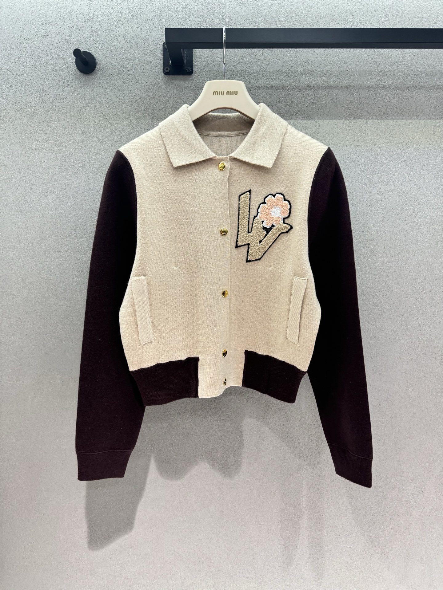 NO:910469,2026 Autumn and Winter!  1V floral color-blocking baseball jacket, towel flocking technology, beige-brown contrasting lapel + gold buckle, short style to show height, versatile and not flattering to the figure, retro American light luxury style, essential for all seasons, three sizes!  ,,jackets & coats,198609092026 Autumn and Winter ！1V花卉拼色棒球外套, 毛巾植绒工艺,米棕撞色翻领+金扣 短款显高,百搭不挑身材, 复古美式轻奢风,四季刚需款, 三码！,,jackets & coats,,Women's clothing