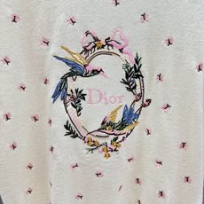 🌾2026 SPring&Summer !CD重工刺绣针织短袖,低调精致轻奢款,奶白纯净底色弱化张扬,靠 🌾2026 SPring&Summer !CD重工刺绣针织短袖,低调精致轻奢款,奶白纯净底色弱化张扬,靠