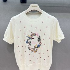 🌾2026 SPring&Summer !CD重工刺绣针织短袖,低调精致轻奢款,奶白纯净底色弱化张扬,靠 🌾2026 SPring&Summer !CD重工刺绣针织短袖,低调精致轻奢款,奶白纯净底色弱化张扬,靠