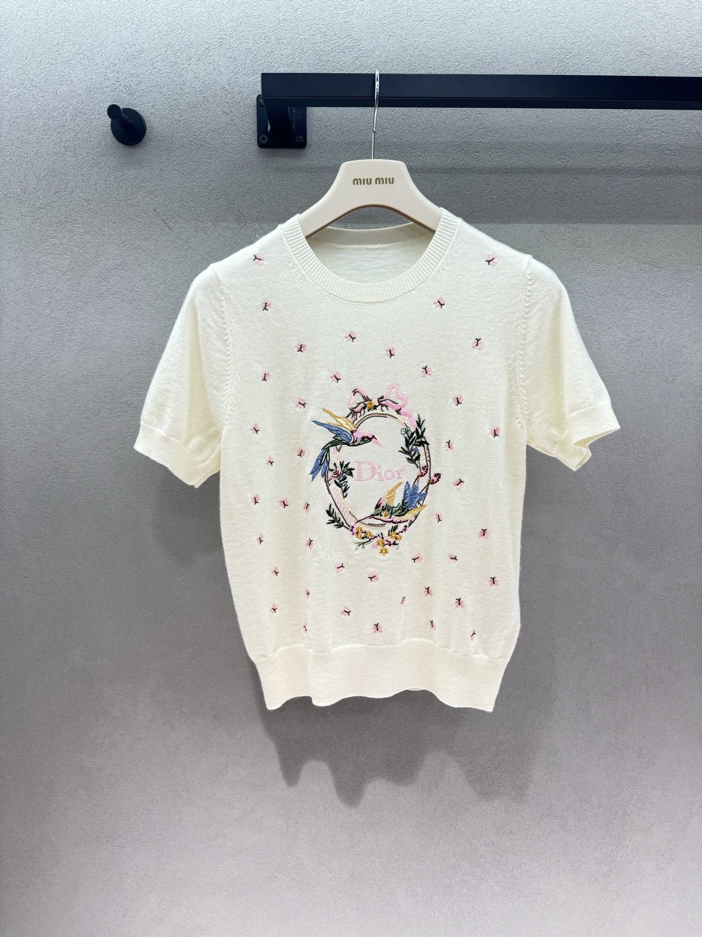 NO:910495,2026 Spring&Summer!  CD heavy embroidery knitted short-sleeve, low-key, exquisite and light luxury style, pure milky white background weakens the publicity, relies on full-scale flower and bird embroidery to highlight the craftsmanship, the garland and bird embroidery on the chest is soft in color, and the details are neatly routed. It looks gentle from a distance and full of ingenuity when seen up close. Thin needle knitting, breathable and skin-friendly, round neck does not highlight the face, and the fit is slightly short and optimizes the proportions.  Suitable for daily wear alone or with a suit in an air-conditioned room. It is gentle and dignified without being pretentious, and will not hit the niche~ Three sizes!  ,,T-shirt,business suit,198609092026 Spring&Summer ！CD重工刺绣针织短袖, 低调精致轻奢款,奶白纯净底色弱化张扬, 靠满幅花鸟刺绣凸显工艺质感, 胸口花环飞鸟刺绣色彩柔和,细节走线工整,远看温柔近看满是匠心 细针薄款针织,透气亲肤,圆领不挑脸型,合身微短版型优化比例 日常单穿,空调房内搭西装都合适,温柔显贵不刻意,小众不撞款～ 三码！,,T-shirt,business suit,,Women's clothing