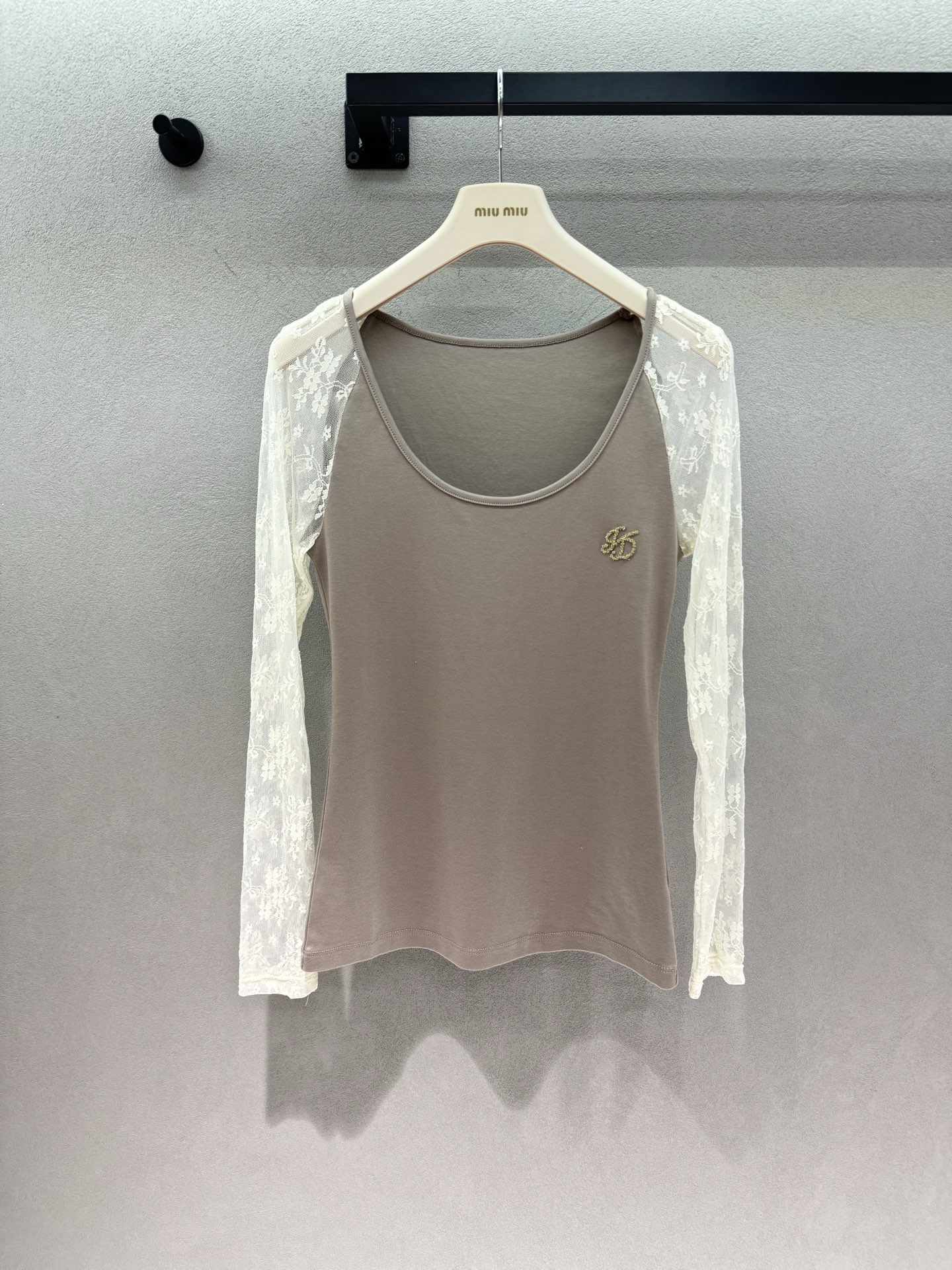 NO:910488,2026 Spring&Summer!  ICE, lace splicing bottoming shirt, gentle and pure to the ceiling, soft waxy brushed solid color body + all-over floral see-through lace sleeves, full of contrast between reality and reality. The large U round neck modifies the neck line, exposing the collarbone and making you look slimmer. The slim waist version outlines the curves. The mini rhinestone metal logo on the chest is low-key and refined without being exaggerated, and has a full sense of detail.  Two colors are available, taro purple for gentle whitening, milky brown for low-key everyday use, suitable for wearing alone or layered with a suit and cardigan, perfect for dating and commuting~ Two colors, three sizes!  ,,business suit,198609092026 Spring&Summer ！ICE,蕾丝拼接打底衫, 温柔纯欲天花板, 软糯磨毛纯色衣身+满幅碎花透视蕾丝袖, 虚实对比氛围感拉满 大U圆领修饰脖颈线条,露出锁骨超显瘦, 修身收腰版型勾勒曲线 胸口迷你水钻金属徽标,低调精致不浮夸, 细节感拉满 两色可选香芋紫温柔显白、奶咖浅棕低调日常,单穿/内搭西装开衫都适配, 约会通勤两不误～ 两色,三码！,,business suit,,Women's clothing