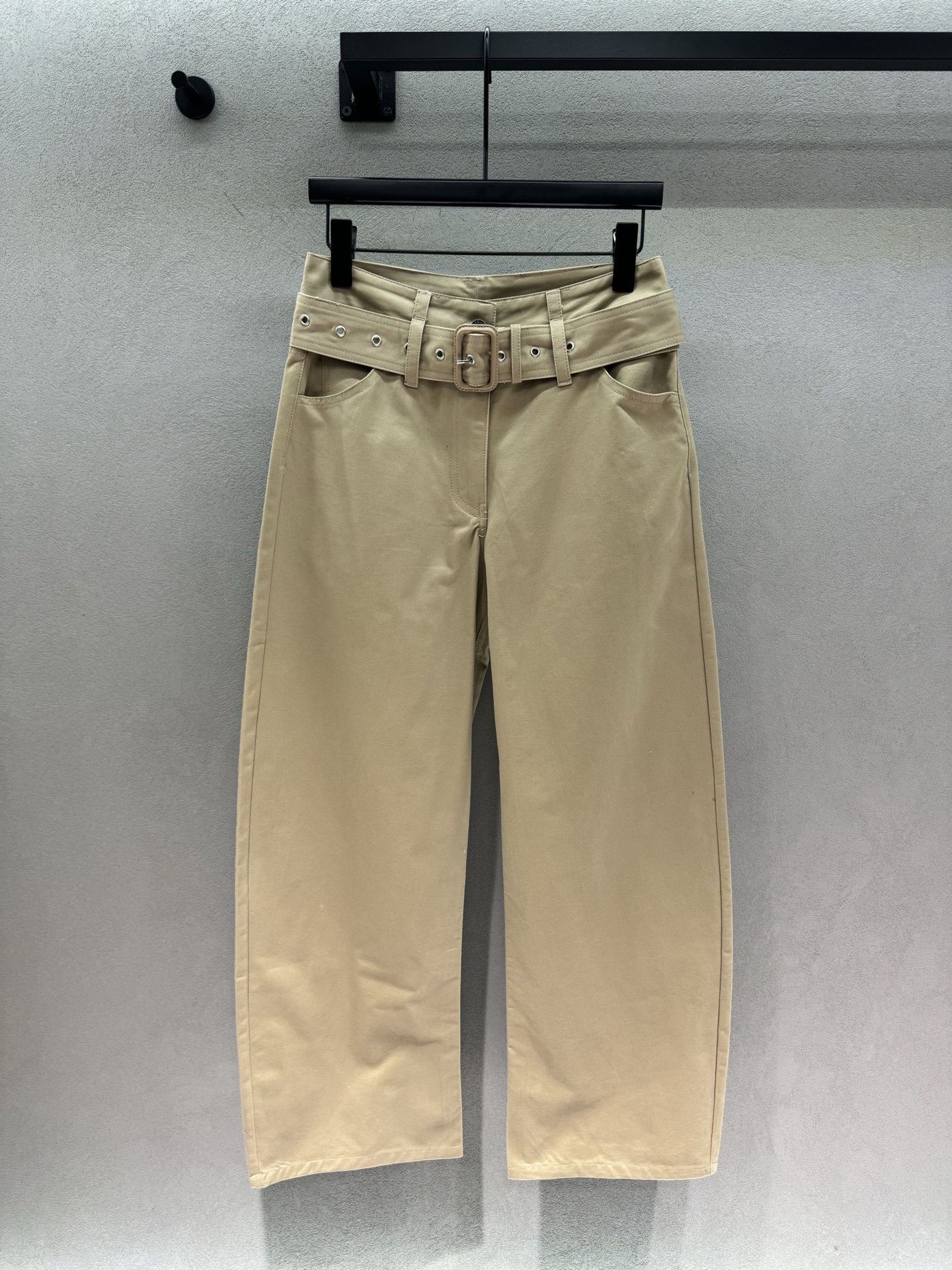 NO:910480,2026 Spring&Summer!  AC khaki casual pants are just what lazy people need to wear. The high waist comes with a belt design, no additional accessories are needed. Lazy people can create a high waistline with one click. Straight and slightly wide tailoring, super friendly to pear-shaped figures, modifies the leg shape and weakens the width of the crotch. The twill cotton fabric is wear-resistant and wrinkle-resistant, easy to take care of daily, and the shape is not easy to deform for a long time. The basic card fits all tops, and is compatible with gentle, smart, and casual styles~ Three sizes!  ,,198609092026 Spring&Summer ！AC卡其色休闲裤,懒人穿搭刚需款 高腰自带腰带设计,不用额外搭配配饰, 懒人一键打造高腰线 直微阔剪裁,对梨形身材超友好, 修饰腿型弱化胯部宽度 斜纹棉面料耐磨抗皱,日常打理简单, 版型长久不易变形 基础卡其中和所有上衣, 温柔、干练、休闲风格都能兼容～ 三码！,,,Women's clothing