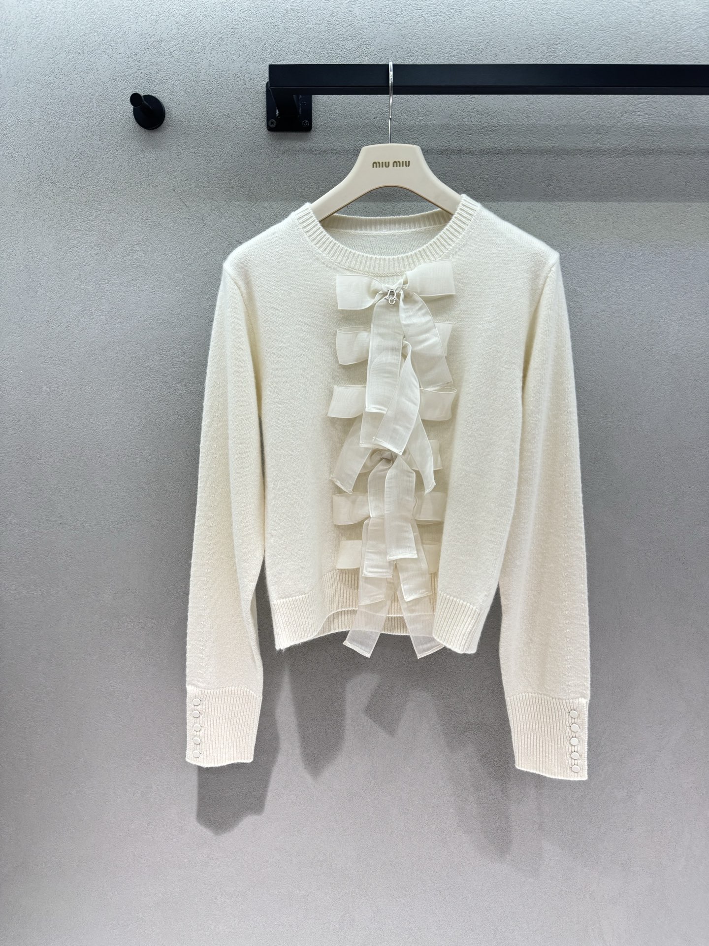 NO:910472,2026 Autumn and Winter!  Gentle knitted top with CD bow, pure off-white knitting weakens the exaggeration, and relies on three-dimensional organza bows to create a visual focus. The collision of virtual and solid fabrics is rich in layers. Delicate and soft waxy wool fabric, breathable but not heavy, suitable for spring and autumn alone, or for layering with a coat in winter. The short slightly gathered hem optimizes body proportions, and the cuffs hide exquisite details, low-key and recognizable. No matter the skin color or scene, daily wear comes with a gentle filter~ Three sizes!  ,,198609092026 Autumn and Winter ！CD蝴蝶结温柔针织上衣, 纯净米白针织弱化浮夸,靠立体欧根纱蝴蝶结打造视觉焦点,虚实面料碰撞层次丰富 细腻软糯羊毛面料,透气不厚重, 春秋单穿、冬季内搭大衣都合适 短款微收下摆优化身材比例, 袖口暗藏精致细节,低调又有辨识度 不挑肤色不挑场景,日常穿搭自带温柔滤镜～ 三码！,,,Women's clothing